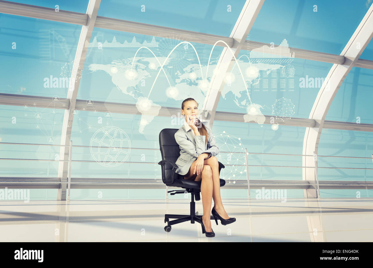 Businesslady sitzen mit verschränkten Armen und Beinen Stockfoto