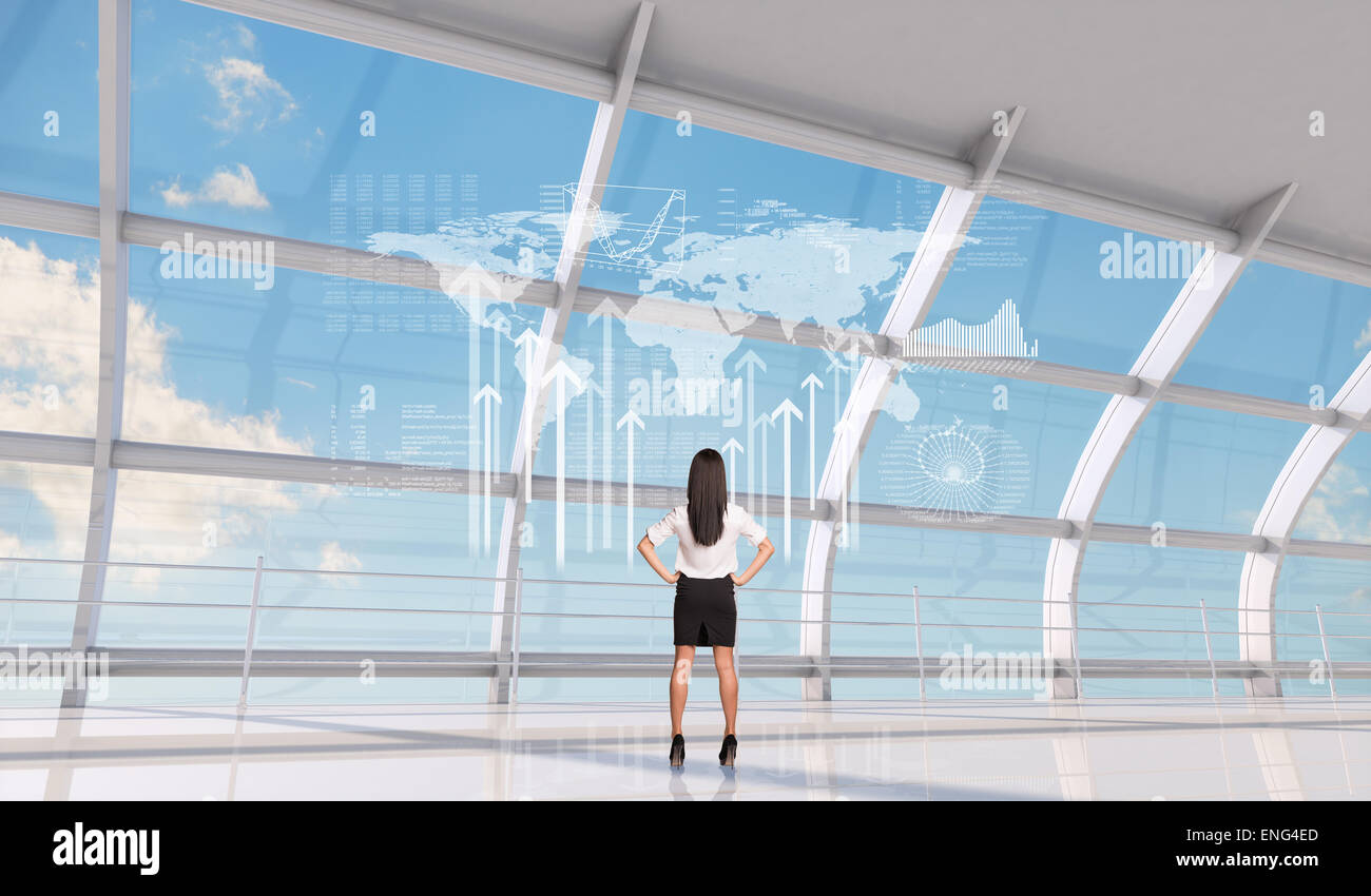 Junge Geschäftsfrau mit den Händen auf Taille Stockfoto