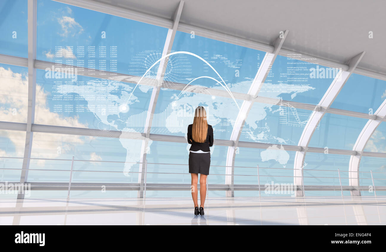 Geschäftsfrau Stand mit verschränkten Armen Stockfoto