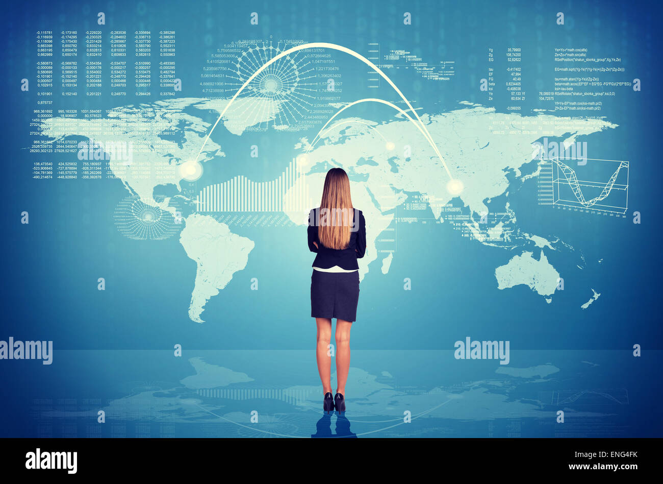 Geschäftsfrau mit verschränkten Armen Stockfoto