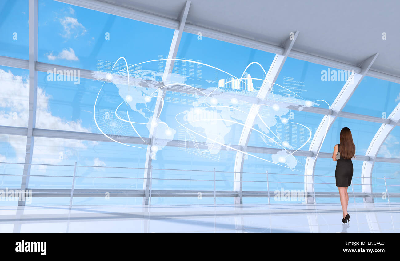 Junge Dame im schwarzen Kleid mit verschränkten Armen Stockfoto