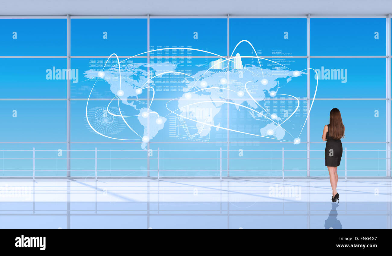 Businesslady im schwarzen Kleid mit verschränkten Armen Stockfoto