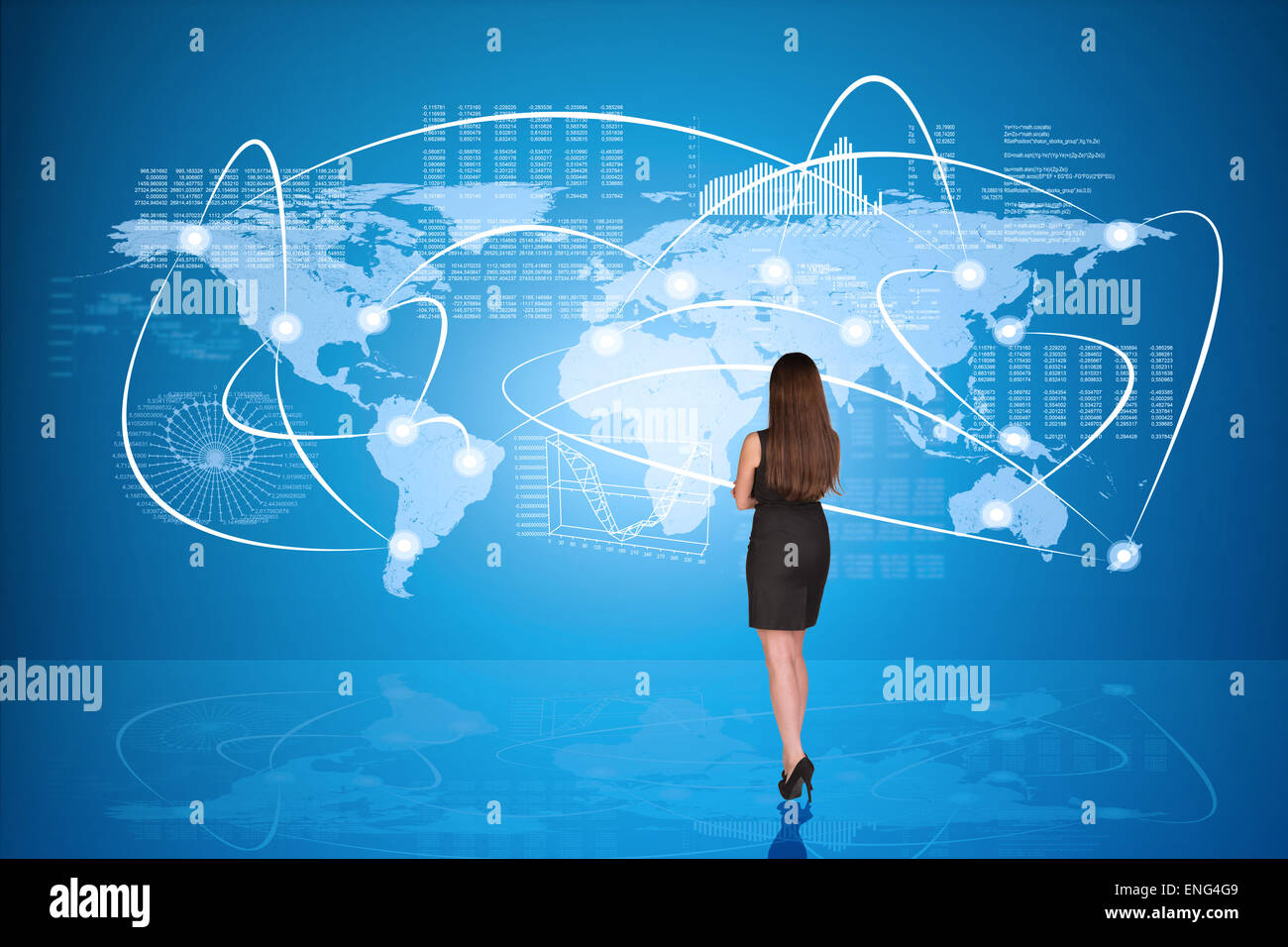 Geschäftsfrau im schwarzen Kleid mit verschränkten Armen Stockfoto