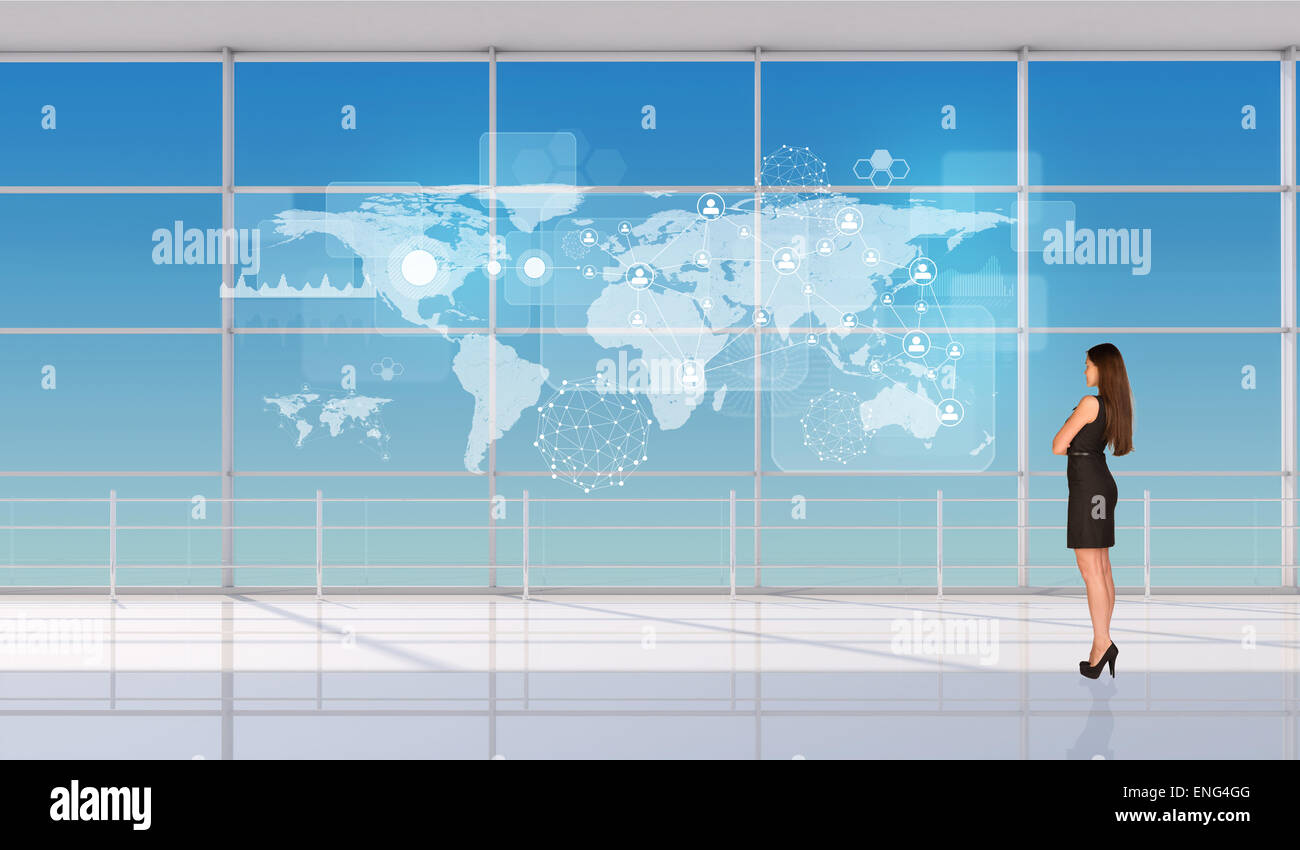 Businesslady Hälfte stellte sich mit verschränkten Armen Stockfoto