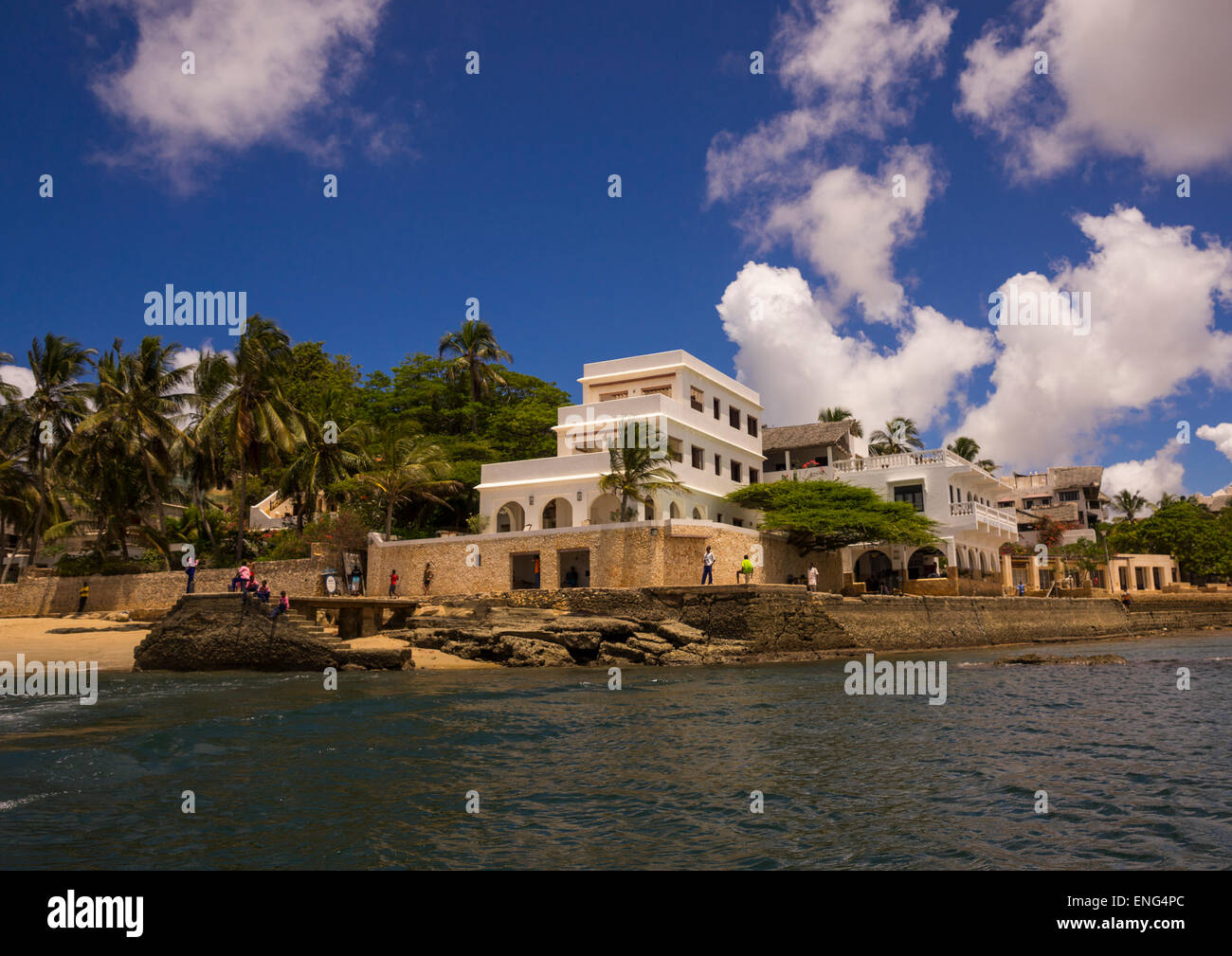 Häuser, Hotels und Boote an der Waterfront, Lamu County, Shela, Kenia Stockfoto