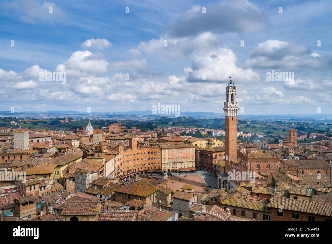 Blick auf Siena mit Piazza del Campo, Torre del Mangia und Palazzo Publico Stockfoto