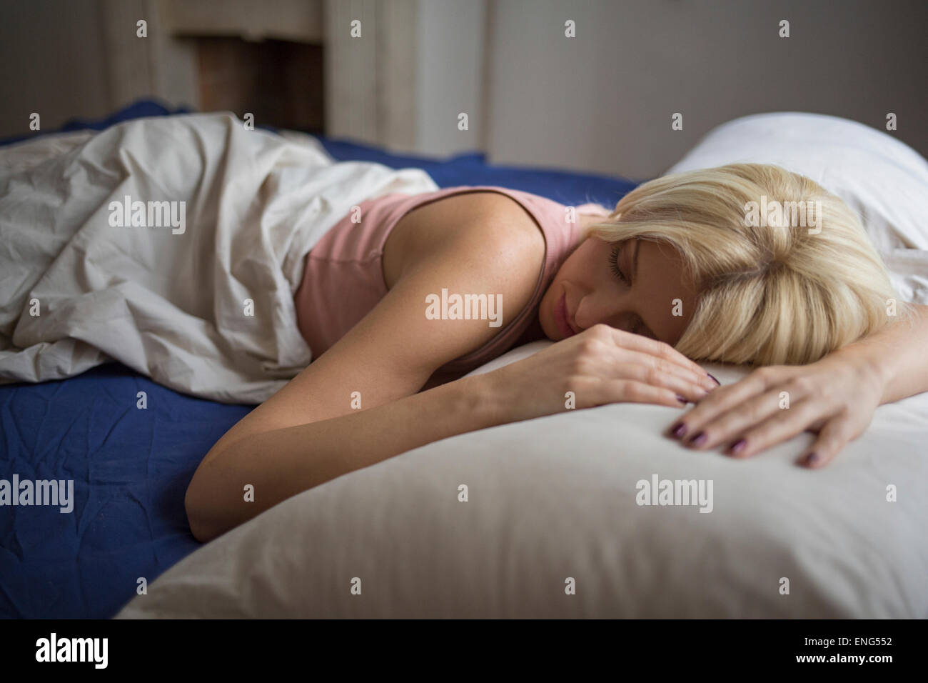 Nahaufnahme von Frau schläft im Bett Stockfoto