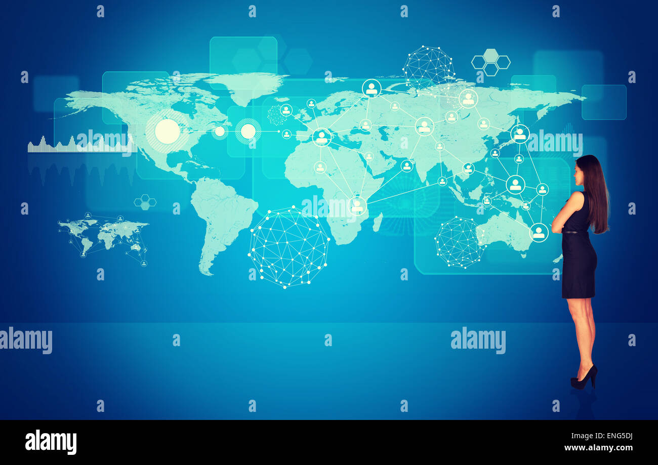 Geschäftsfrau, die Hälfte stellte sich mit verschränkten Armen Stockfoto