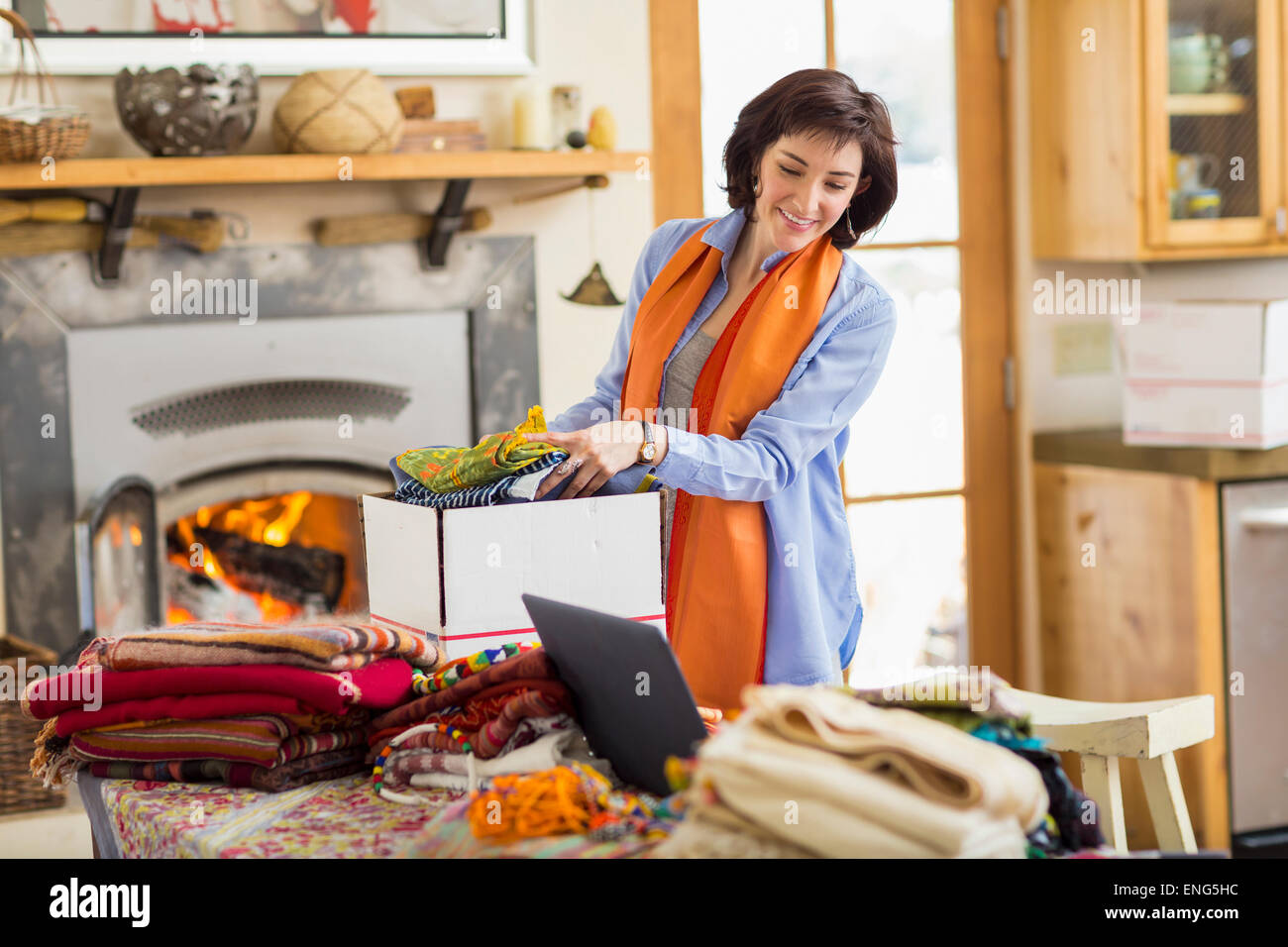 Hispanische Geschäftsinhaber Verpackungskästen im home-office Stockfoto