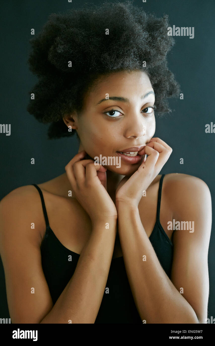 Nahaufnahme von schwarze Frau Fingernägel beißen Stockfoto