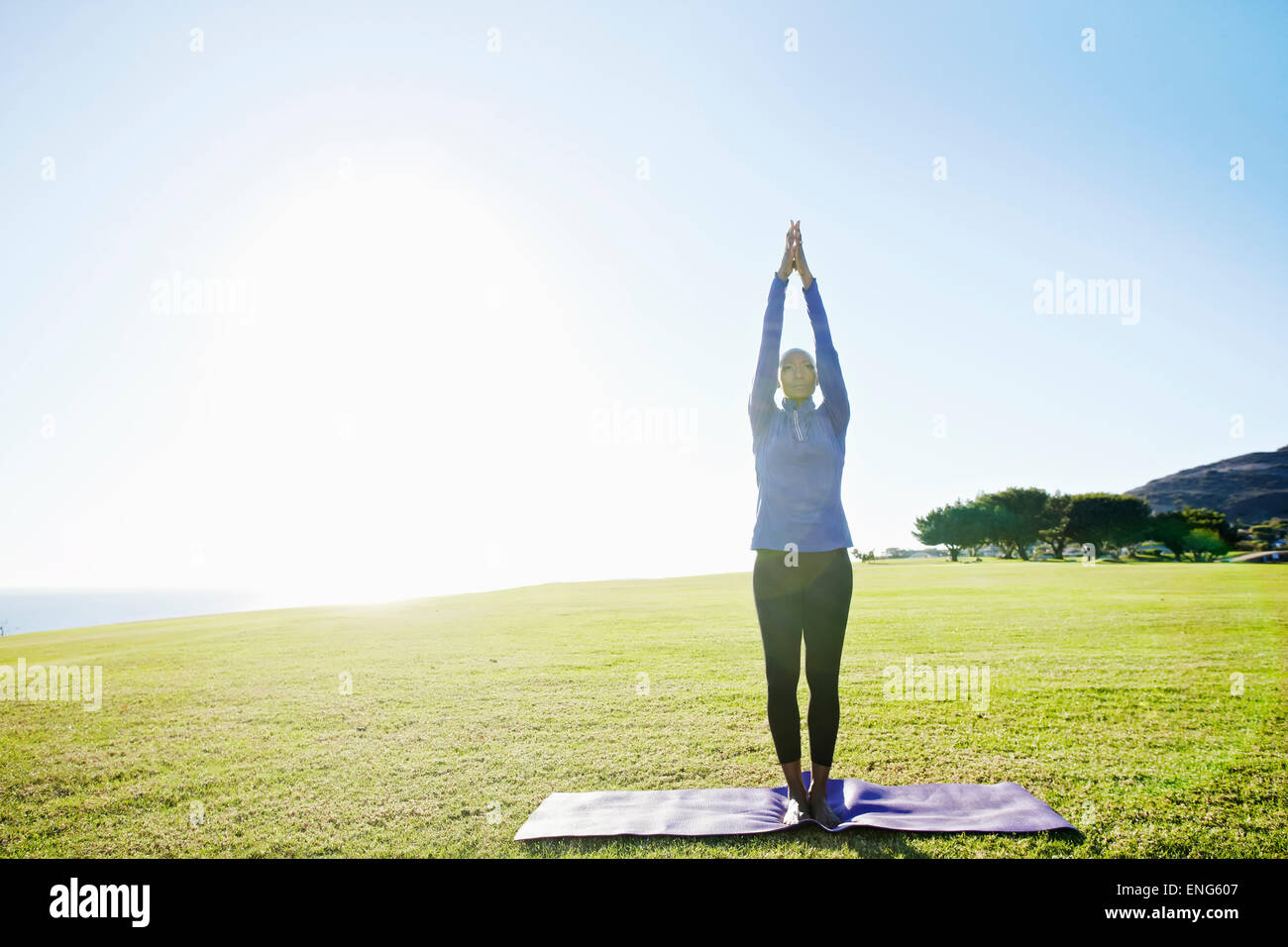 Afroamerikanische Frau praktizieren Yoga im park Stockfoto