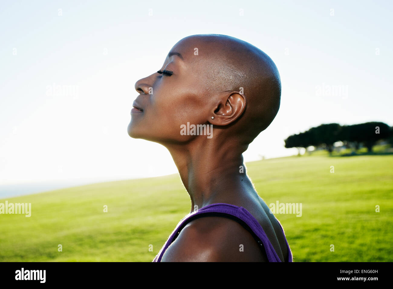 Profil von afroamerikanischen Frau lächelnd in park Stockfoto