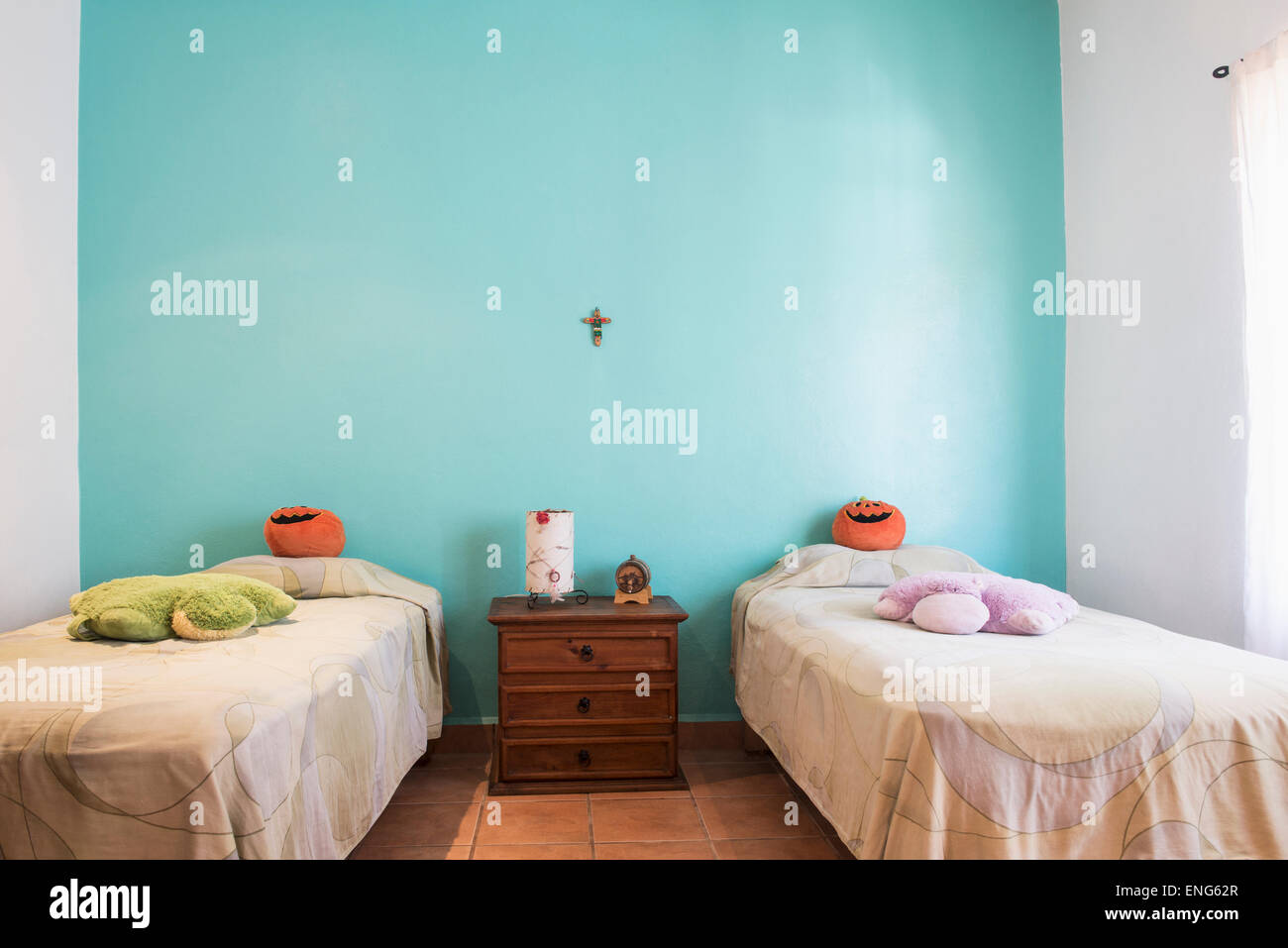 Zwei Einzelbetten im Schlafzimmer für Kinder Stockfoto