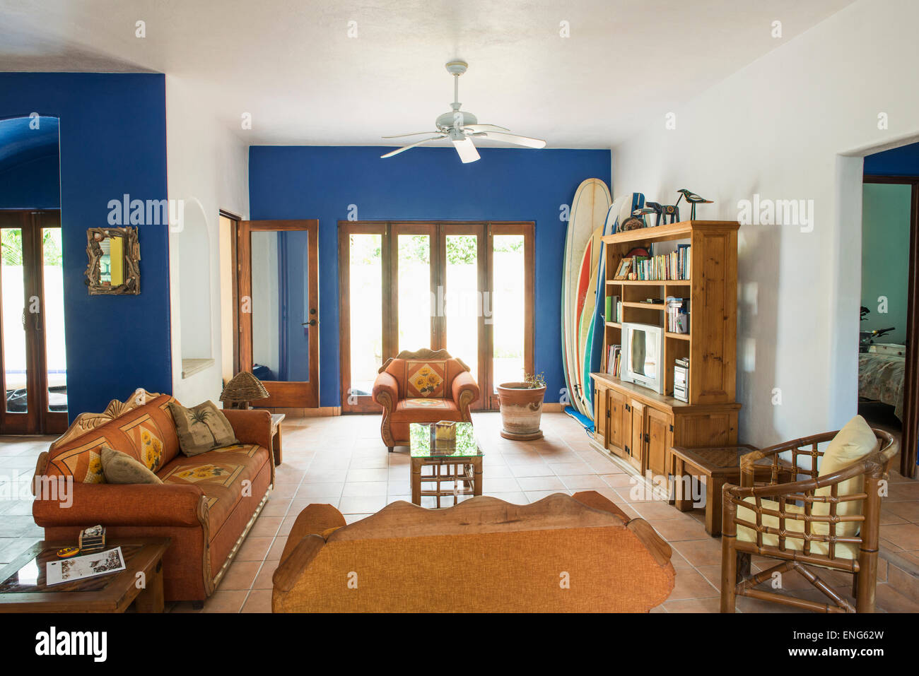 Sofas, Entertainment-Konsole und Türen im Wohnzimmer Stockfoto