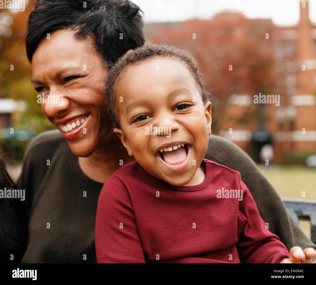 Close up Portrait of African American Mutter und Sohn lachen Stockfoto