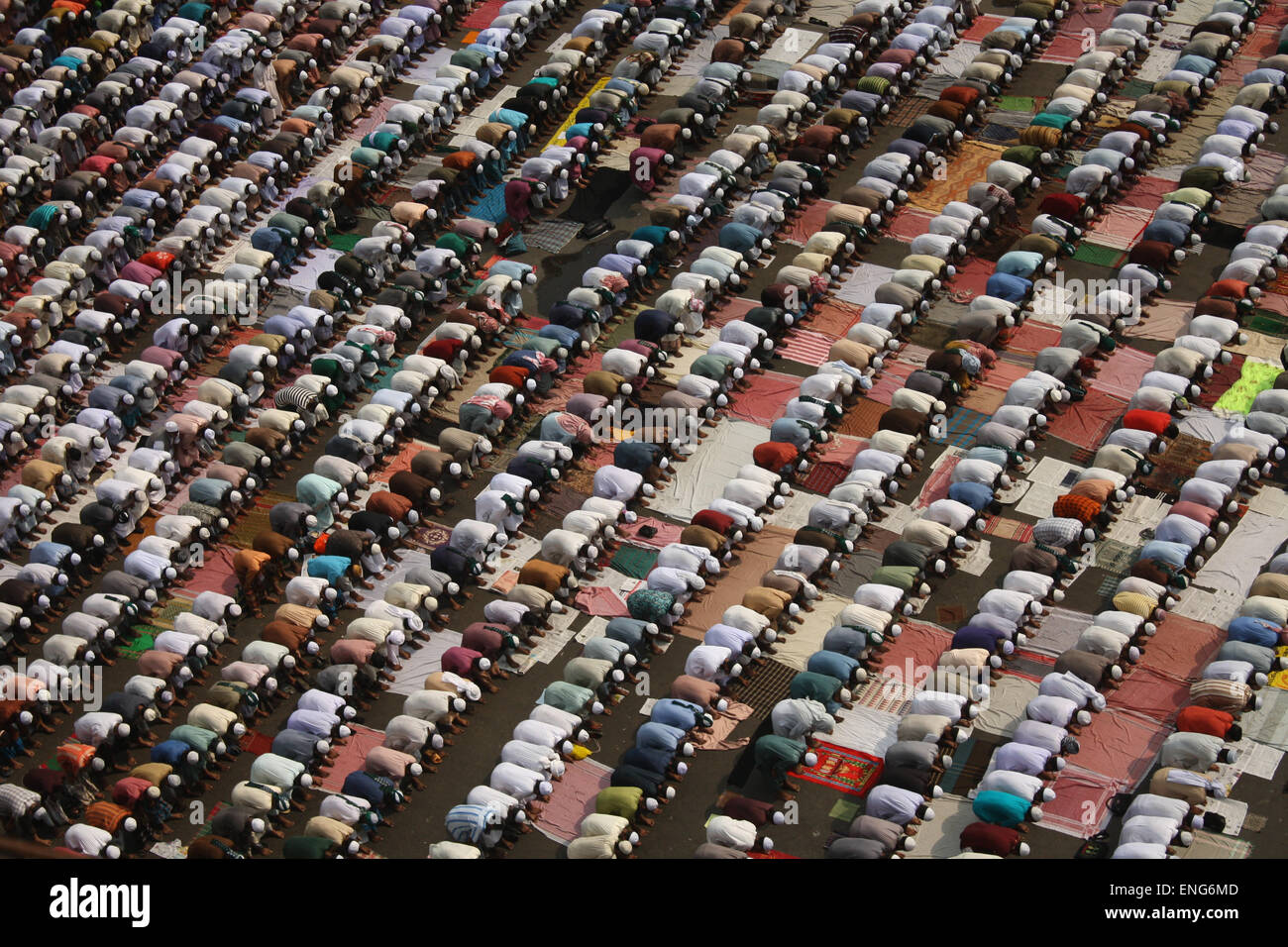 Bangladeshi Anhänger der islamischen Partei, Islami Andolan Bangladesch bieten Freitagsgebet auf den Straßen von Dhaka. Stockfoto