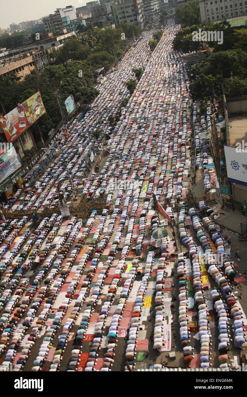 Bangladeshi Anhänger der islamischen Partei, Islami Andolan Bangladesch bieten Freitagsgebet auf den Straßen von Dhaka. Stockfoto