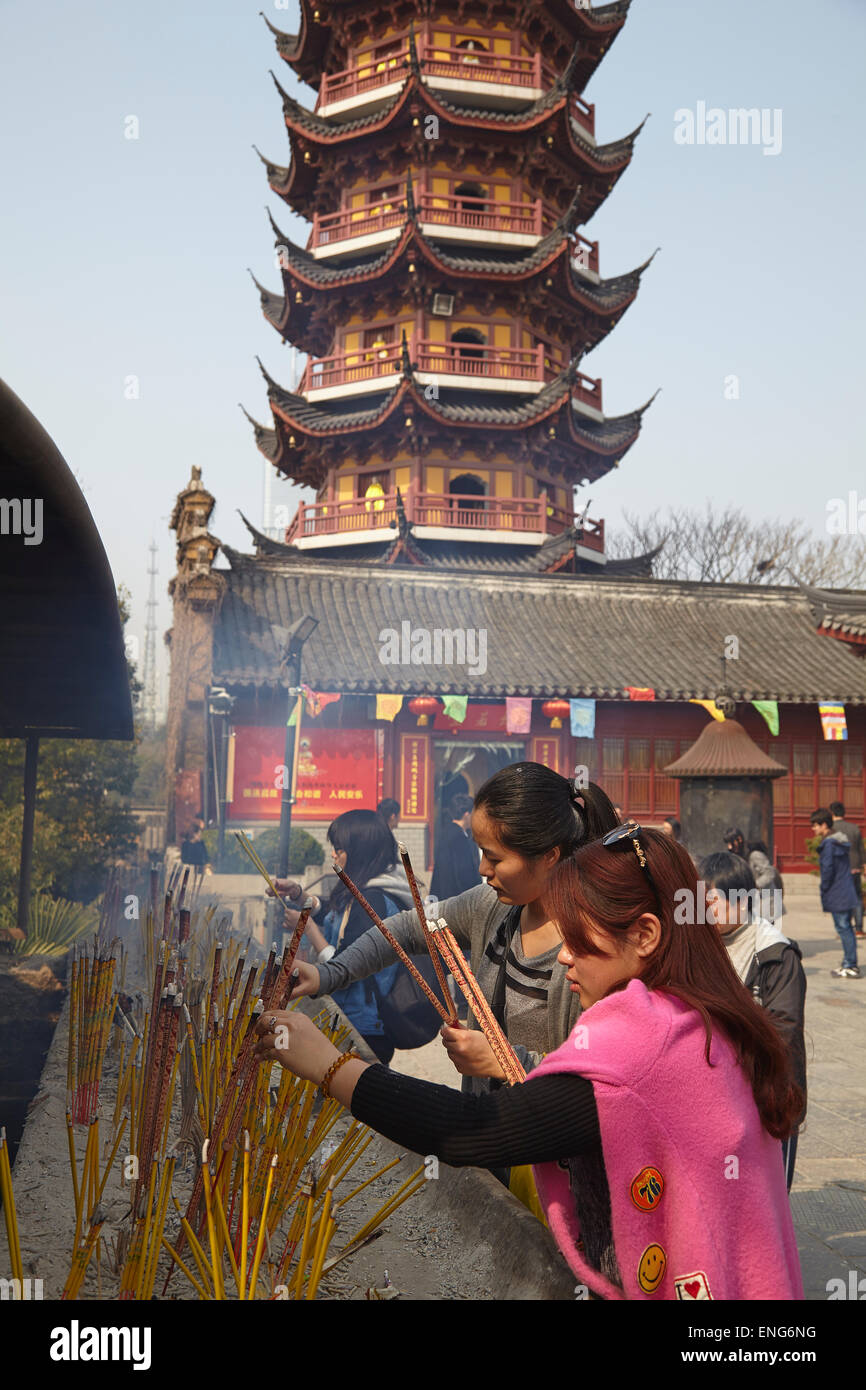 Menschen, die Räucherstäbchen am Jiming Tempel, einem buddhistischen Tempel in der Stadt Nanjing, in der Provinz Jiangsu, China, verbrennen. Stockfoto