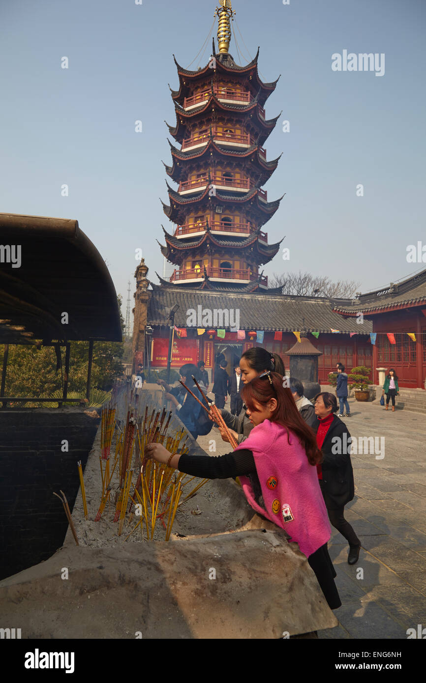 Menschen, die Räucherstäbchen am Jiming Tempel, einem buddhistischen Tempel in der Stadt Nanjing, in der Provinz Jiangsu, China, verbrennen. Stockfoto