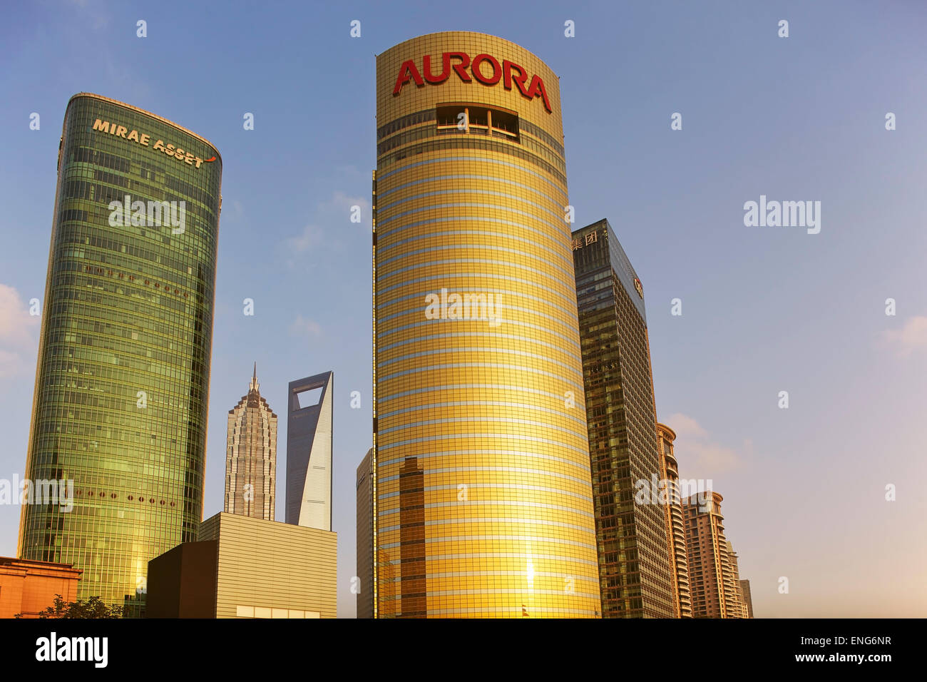 Wolkenkratzer in Lujiazui, Geschäft Bezirk Pudong, Shanghai, China, über den Huangpu-Fluss aus gesehen. Stockfoto