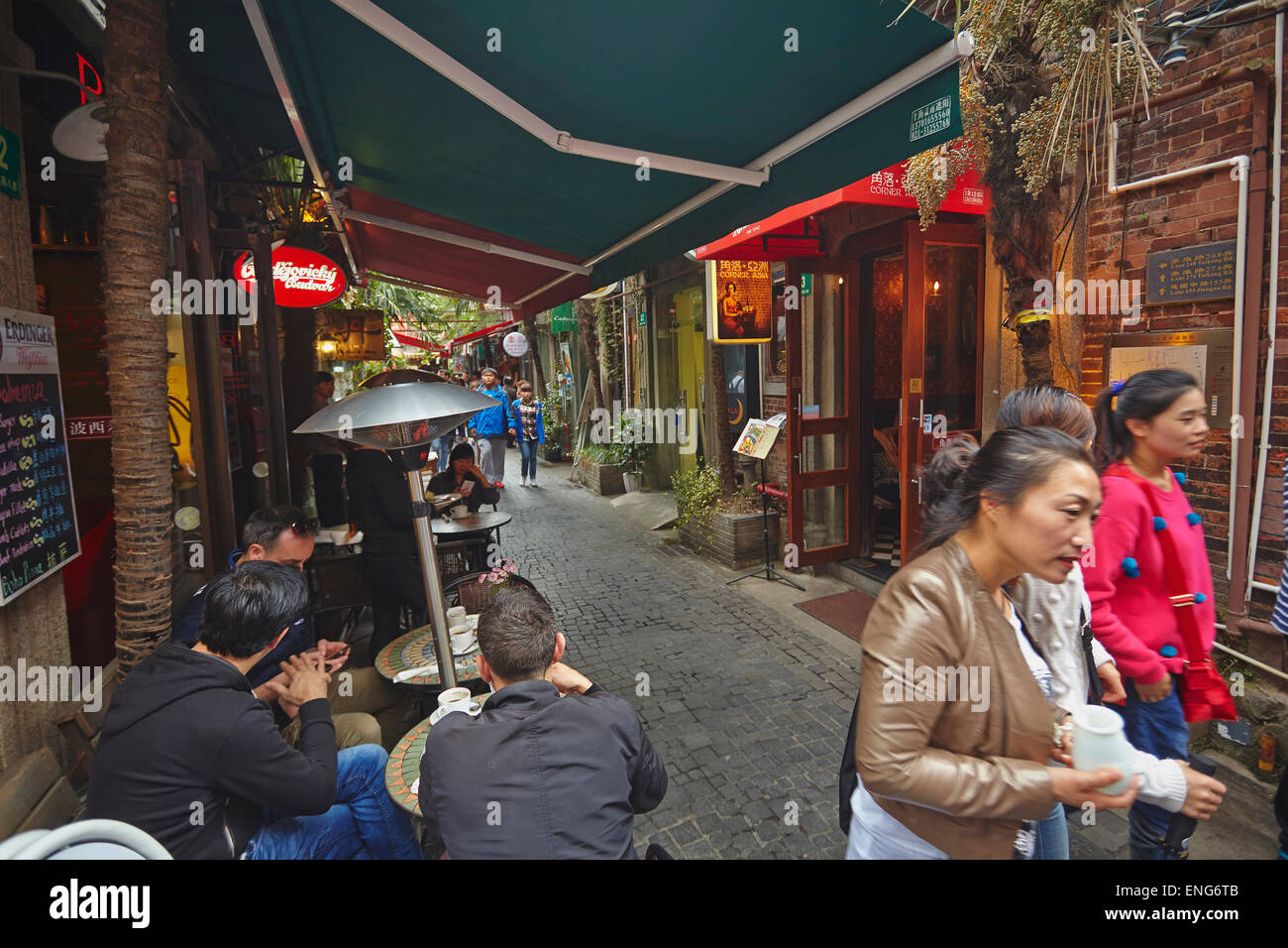 Die schmalen Gassen, die Tianzifang, der alten französischen Konzession, jetzt eine touristische Attraktion, in Shanghai, China zu charakterisieren. Stockfoto