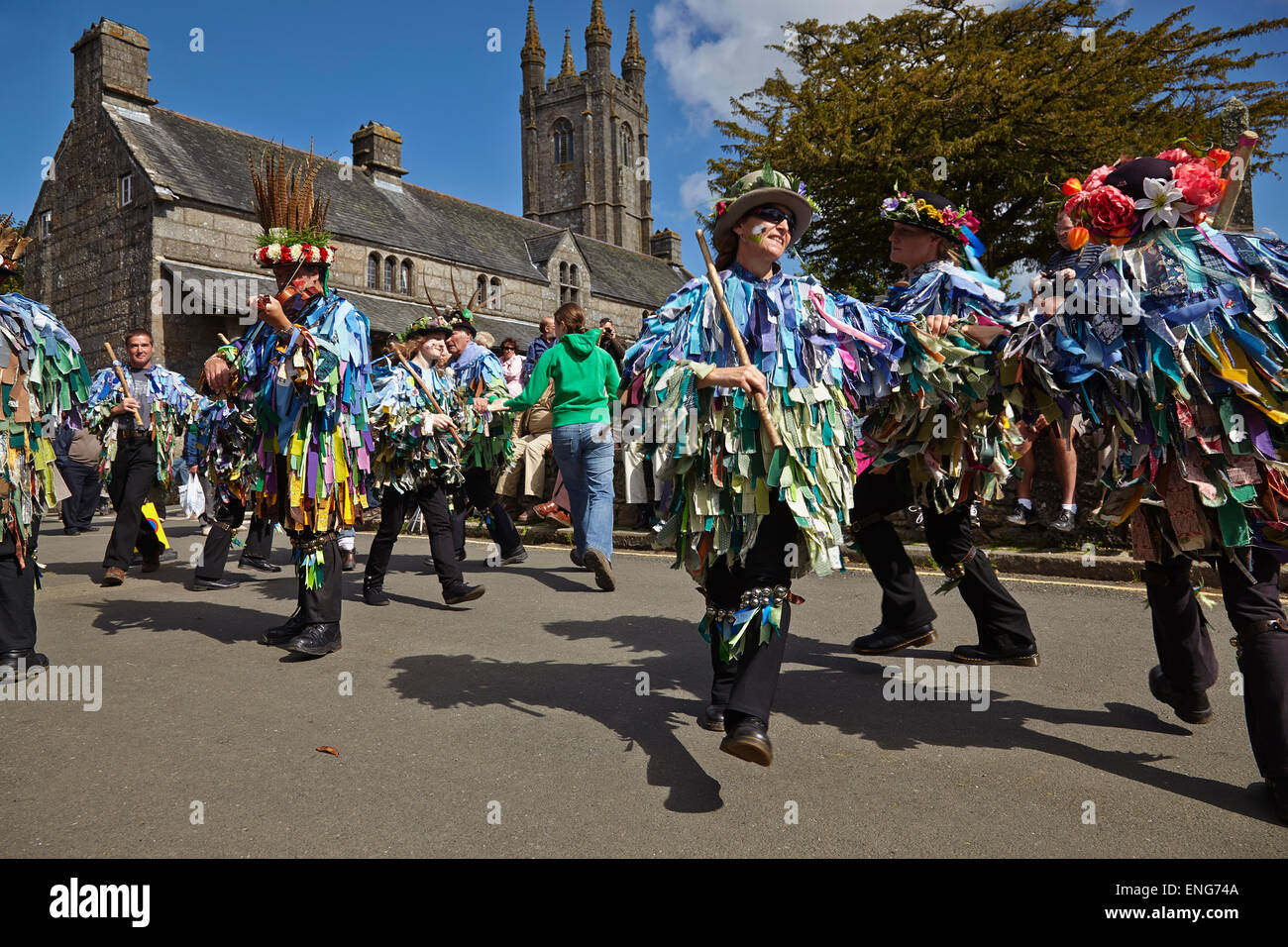 Morris Tänzer in Aktion auf der Messe Widecombe veranstaltet jedes Jahr im September, in Widecombe, auf Dartmoor in Devon, Südwestengland. Stockfoto