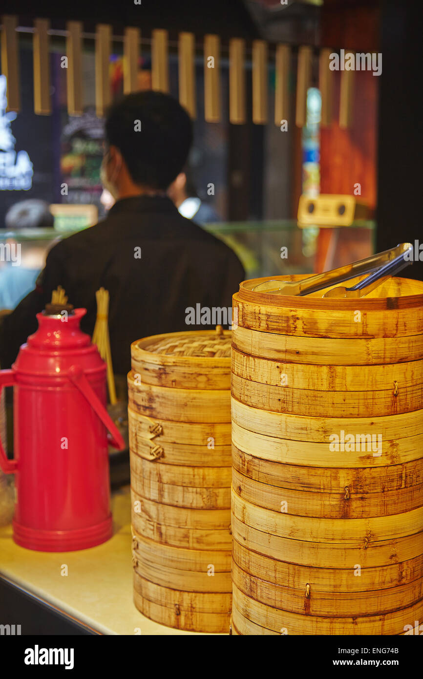 Die Bambus-Knödel-Dampfer stapeln sich in einem Restaurant neben den engen Gassen von Tianzifang, Shanghai, China. Stockfoto