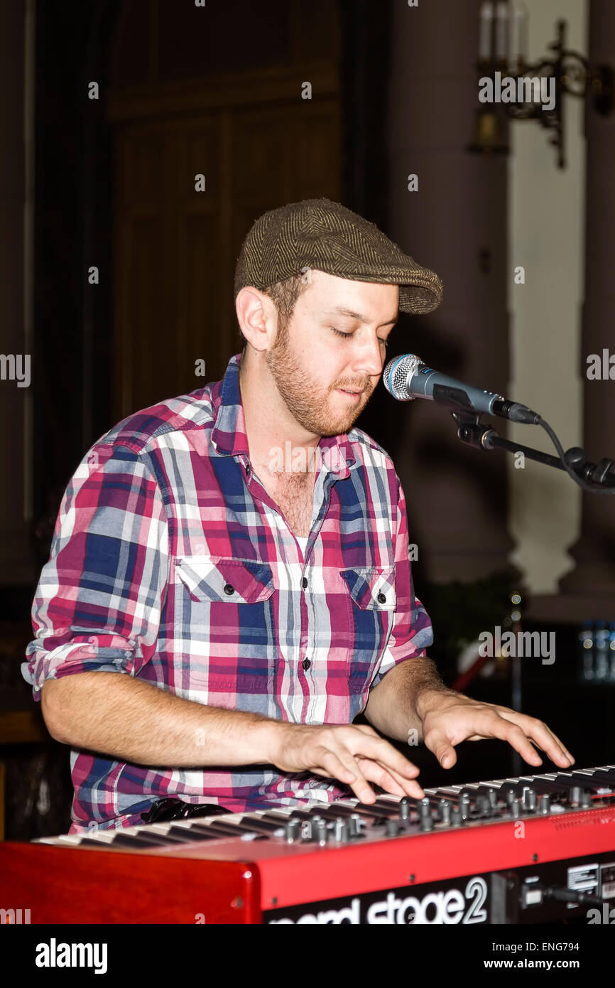 US-amerikanischer Songwriter Matt Simons bei Konzert in der ParadijsKerk, Rotterdam, Niederlande. Stockfoto