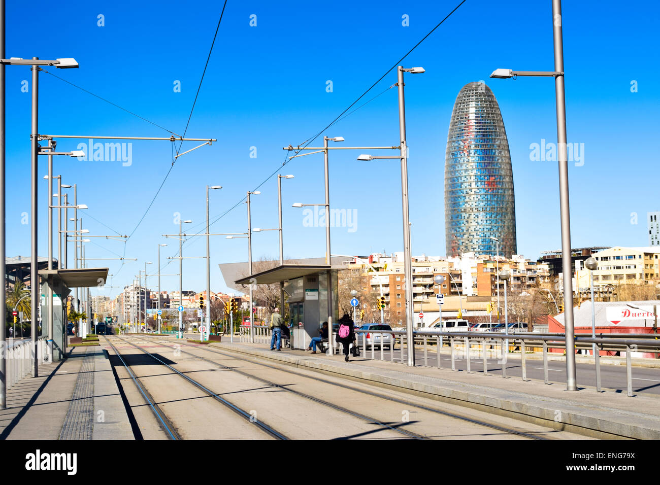Tram-Station. Agbar-Turm auf Skyline von Jean Nouvel entworfen. Barcelona, Katalonien, Spanien. Stockfoto