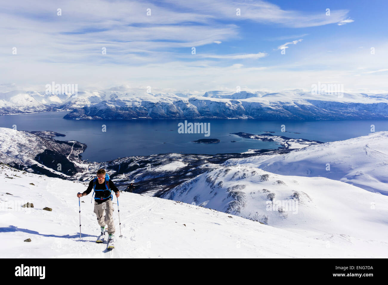 Skifahrer Skitouren auf dem Weg nach oben Rornefjellet oben Lyngenfjord, Lyngen Alpen (Lyngsalpene), Troms, Norwegen. Stockfoto
