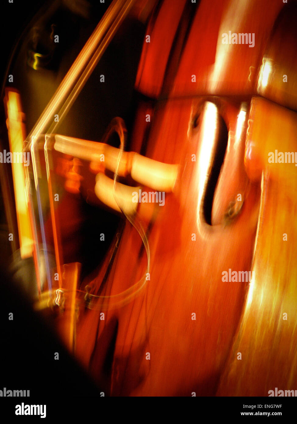 Kontrabass, verschwommen Kunst erschossen im jazz-club Stockfoto