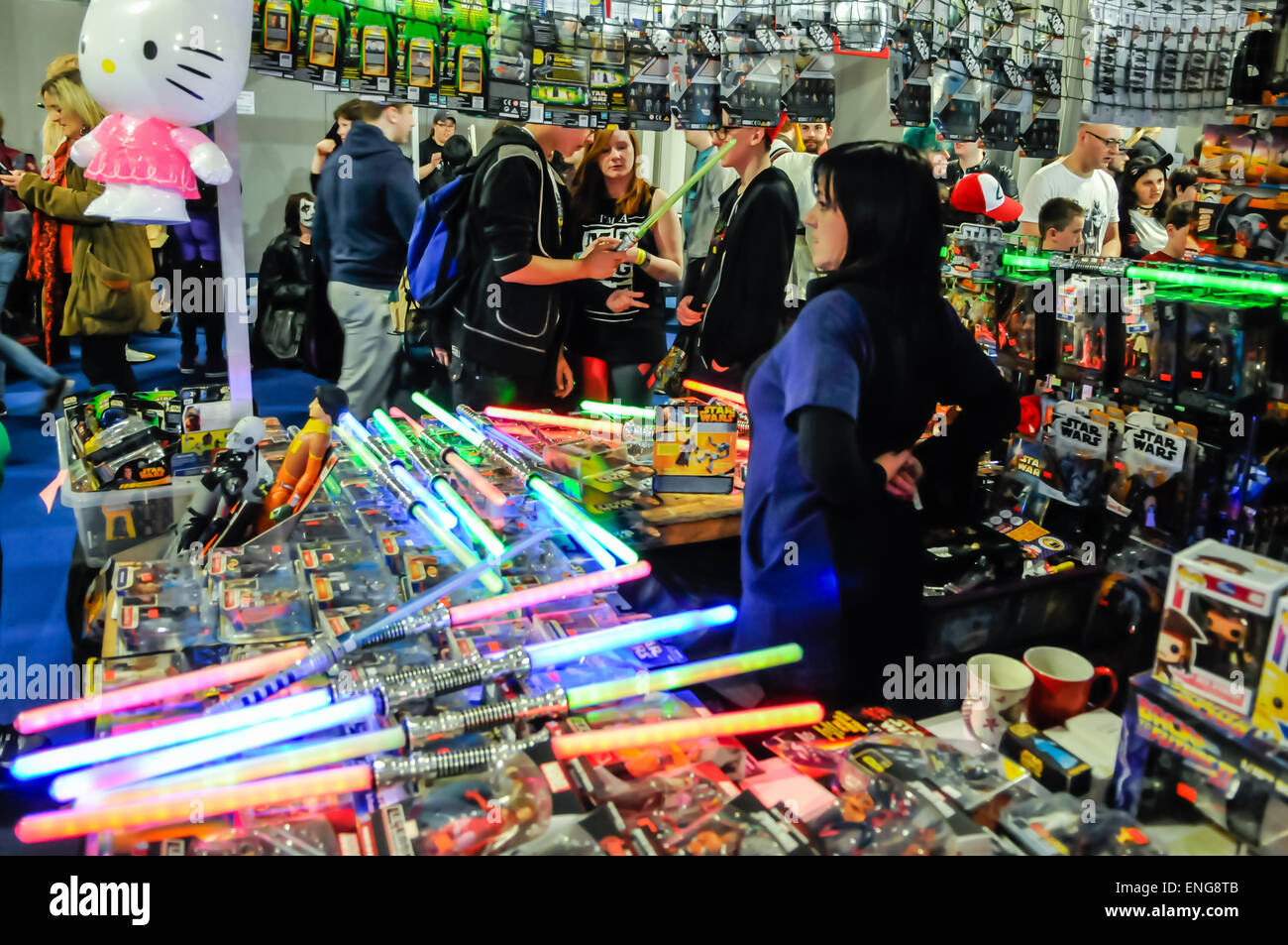 Verkauf von Star Wars Lichtschwert auf einer Konferenz der Comicon Standinhaber Stockfoto