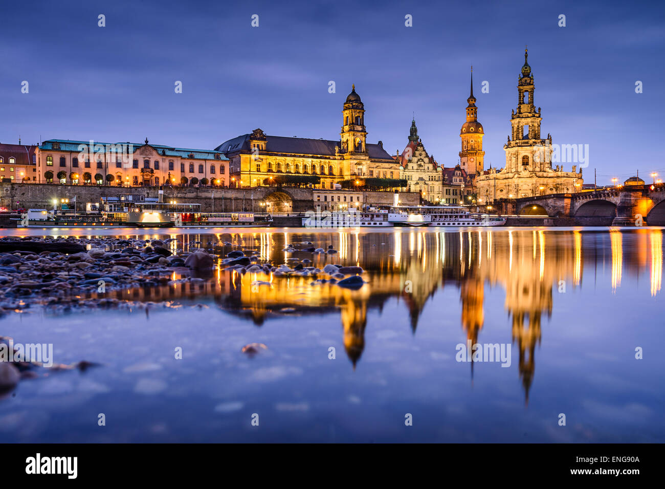 Dresden, Deutschland alte Stadt Skyline an der Elbe. Stockfoto