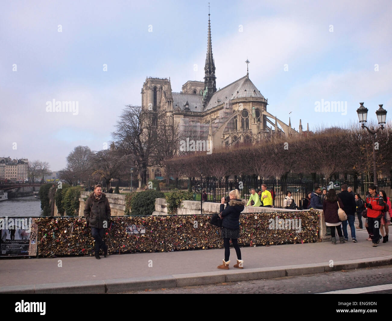 Touristen an der berühmten Schloss-Brücke in Paris mit Notre Dame Kathedrale im Hintergrund Stockfoto