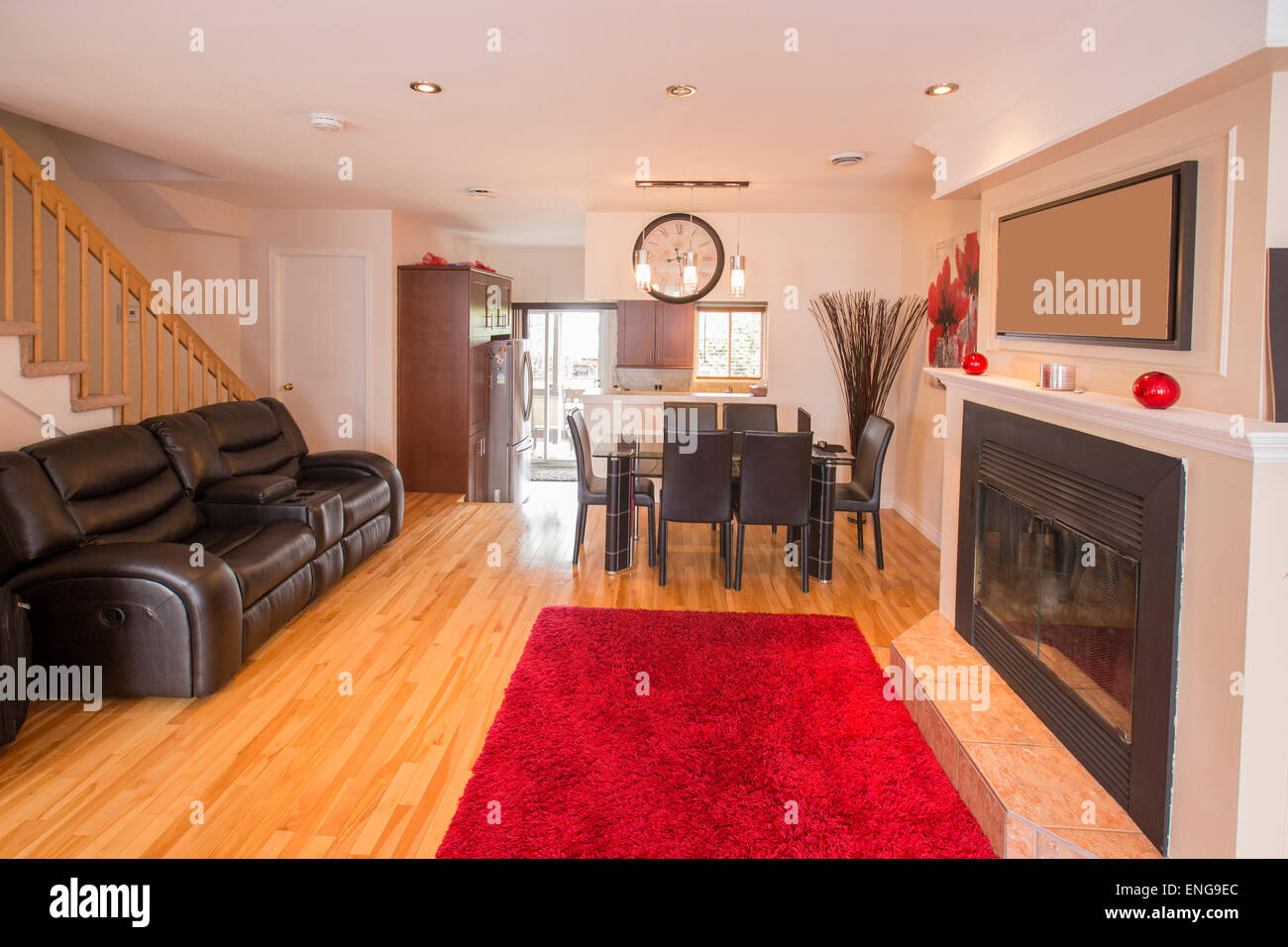 Komfortable und moderne rote Salon Stockfoto