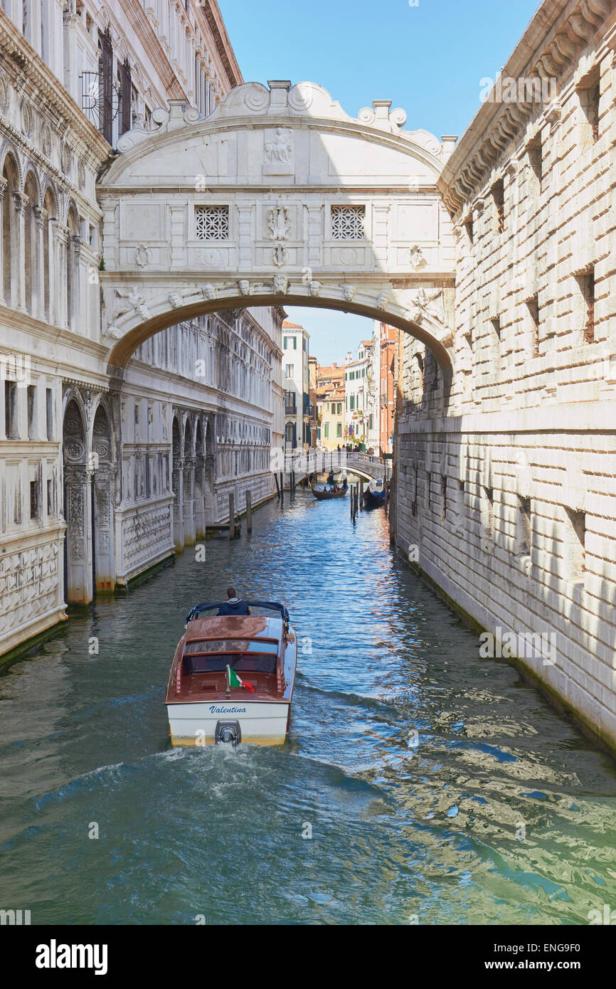 Wasser-Taxi Fahrt entlang Rio di Palazzo mit der Brücke der Seufzer Venedig Veneto Italien Europa Stockfoto
