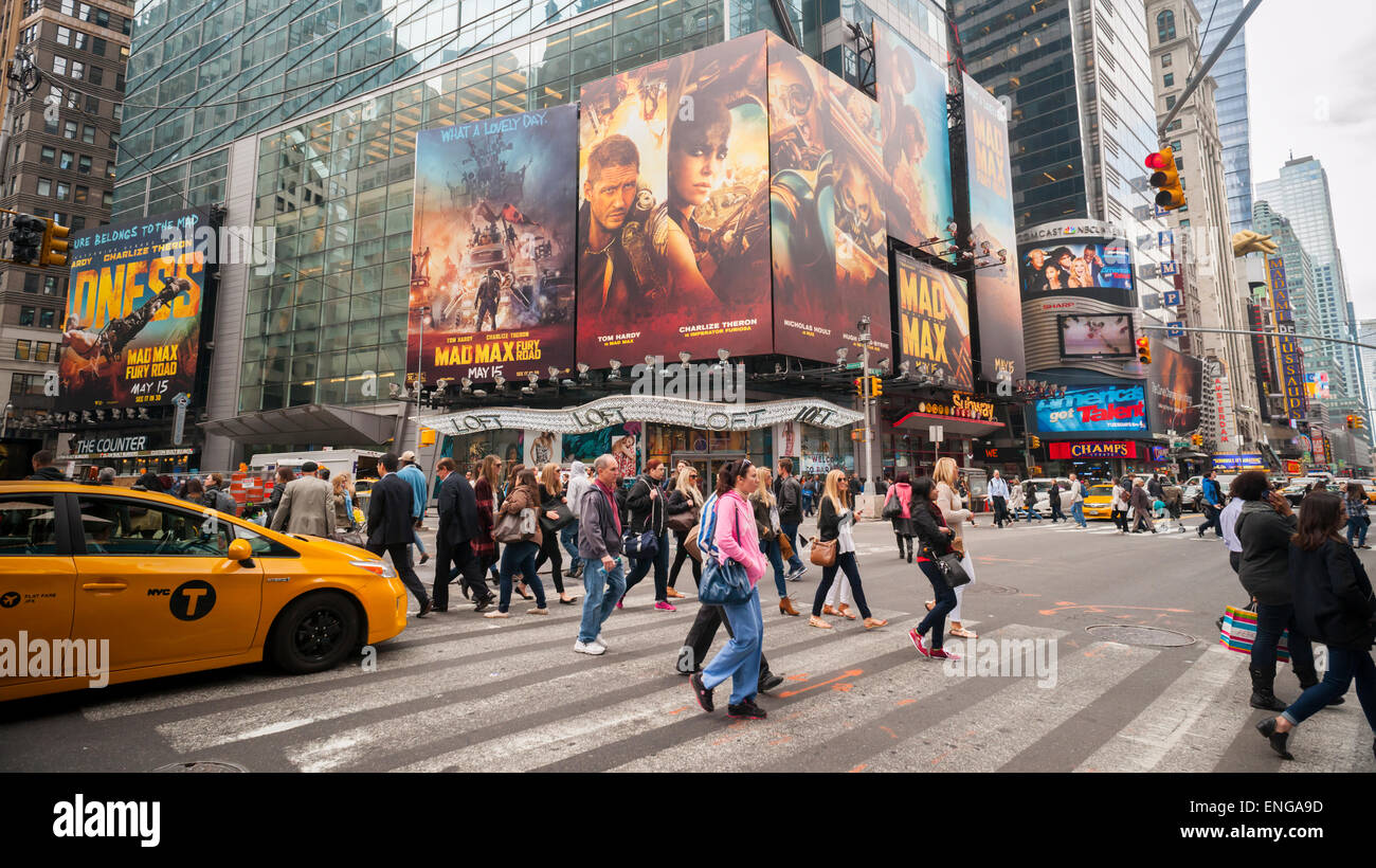 Eine Plakatwand am Times Square auf Freitag, 1. Mai 2015 fördert die bald erscheinende Film "Mad Max: Fury Road". Der post-apokalyptische Film ist die vierte in 30 Jahren von der Mad Max-Franchise, die ursprünglich Mel Gibson spielte. Die kommende release Stars Charlize Theron und Tom Hardy und werden in den Kinos 15 Mai. (© Richard B. Levine) Stockfoto