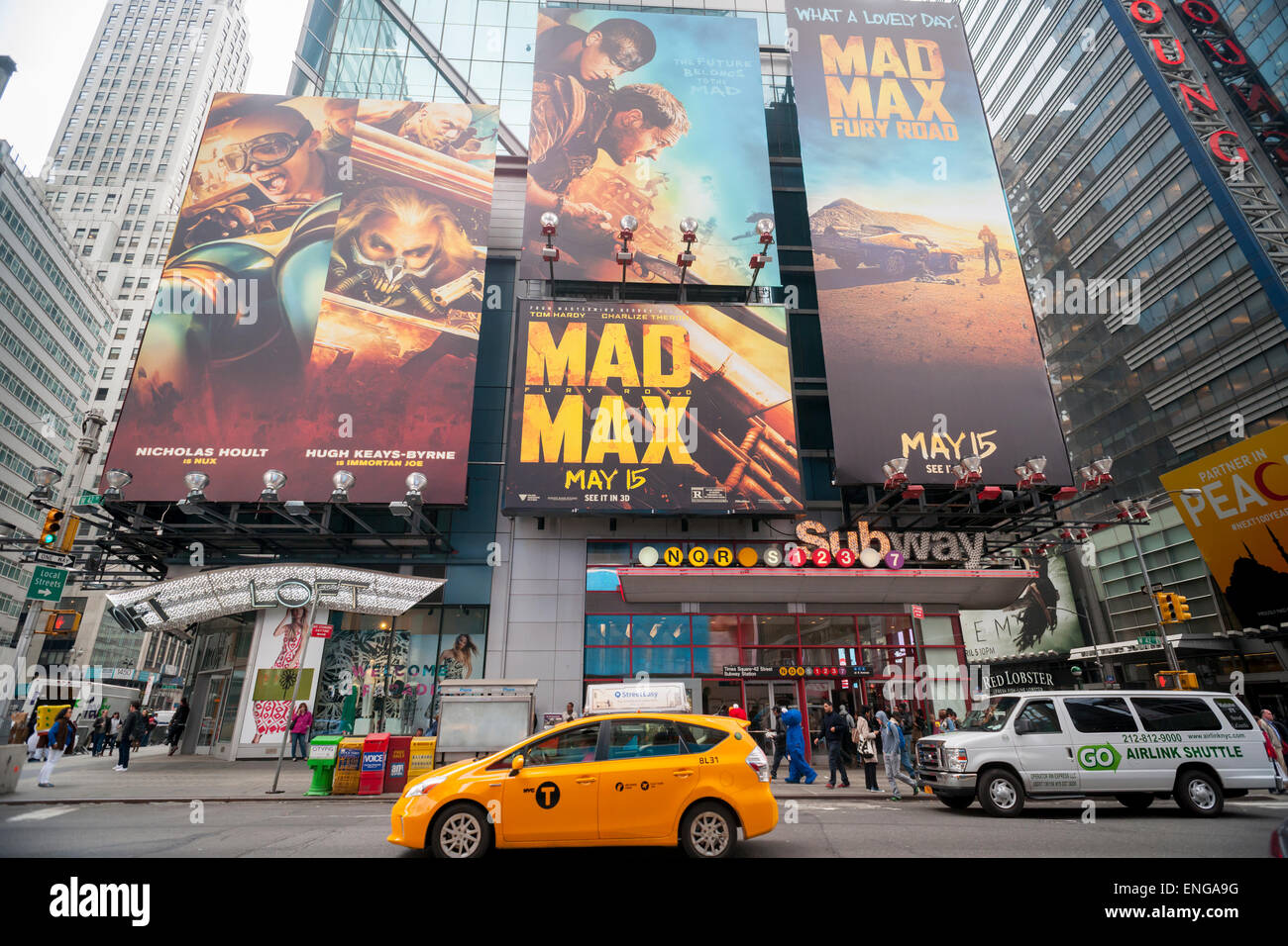 Eine Plakatwand am Times Square auf Freitag, 1. Mai 2015 fördert die bald erscheinende Film "Mad Max: Fury Road". Der post-apokalyptische Film ist die vierte in 30 Jahren von der Mad Max-Franchise, die ursprünglich Mel Gibson spielte. Die kommende release Stars Charlize Theron und Tom Hardy und werden in den Kinos 15 Mai. (© Richard B. Levine) Stockfoto