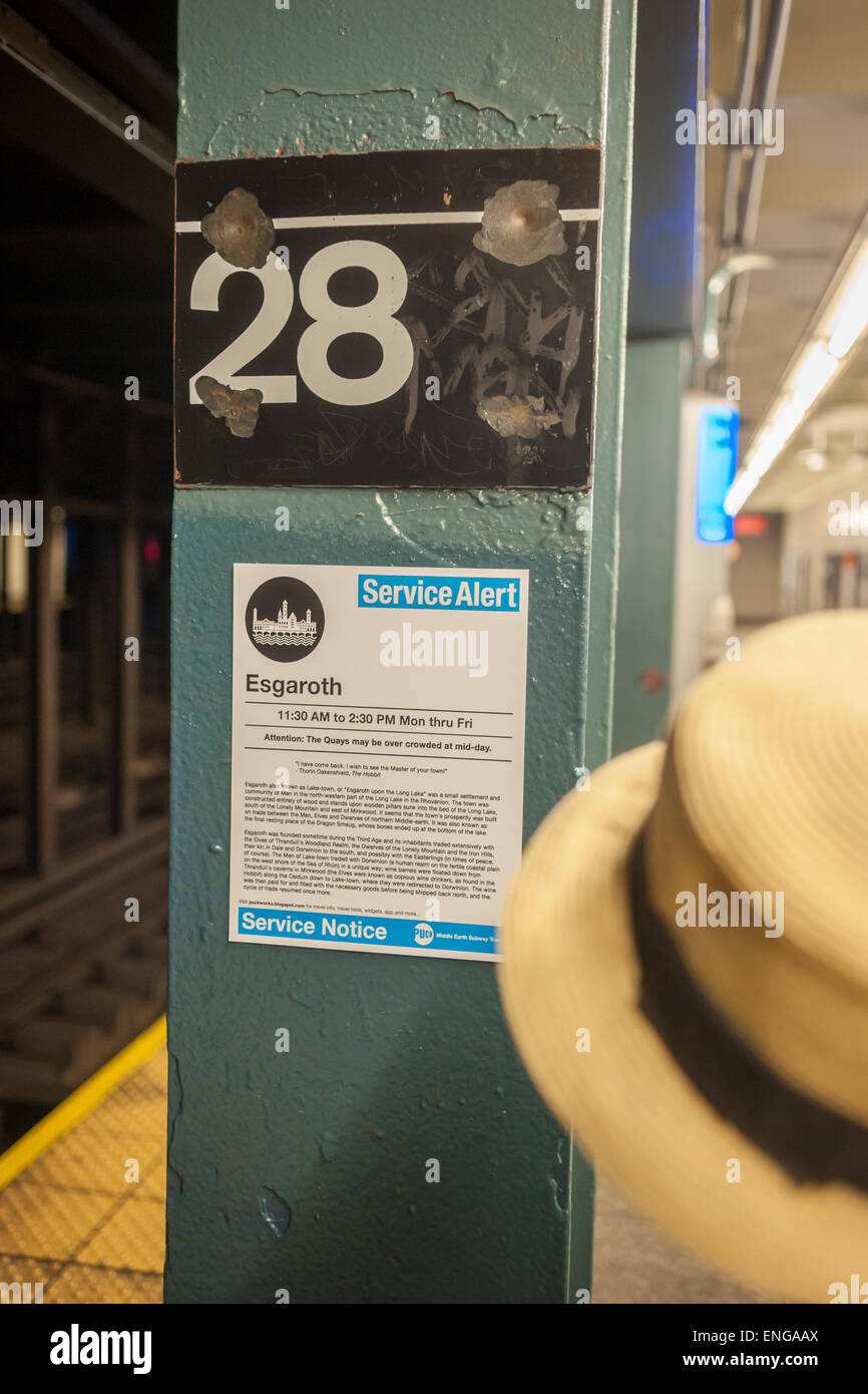 Eine Parodie u-Bahn Dienst Plakat verweisen auf Mittelerde und der Hobbit Transit Künstlers William Puck in der 28th Street IRT Station in New York auf Montag, 4. Mai 2015. (© Richard B. Levine) Stockfoto