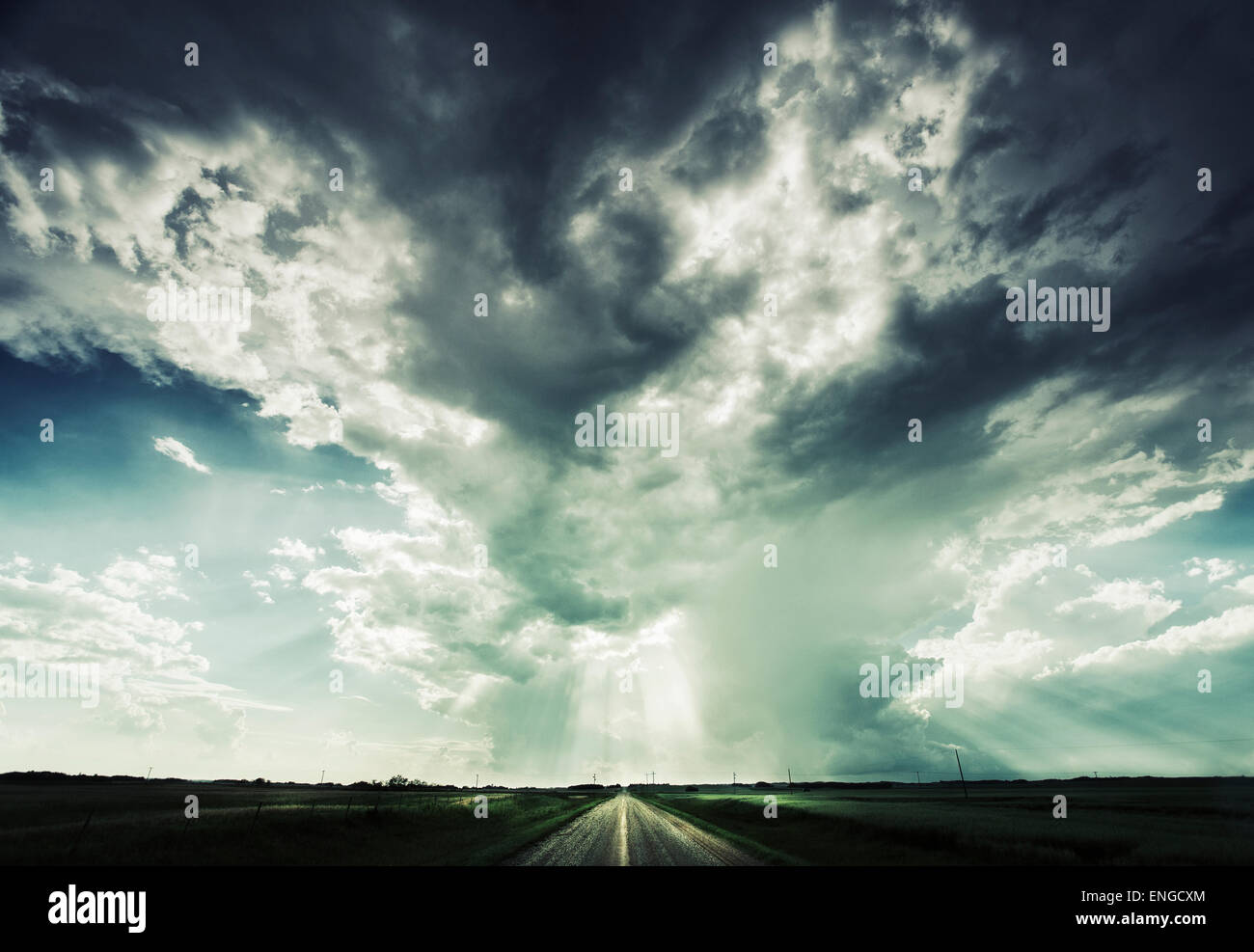 Eine Straße in Richtung Horizont, unter einem dramatischen Himmel erreichen. Stockfoto