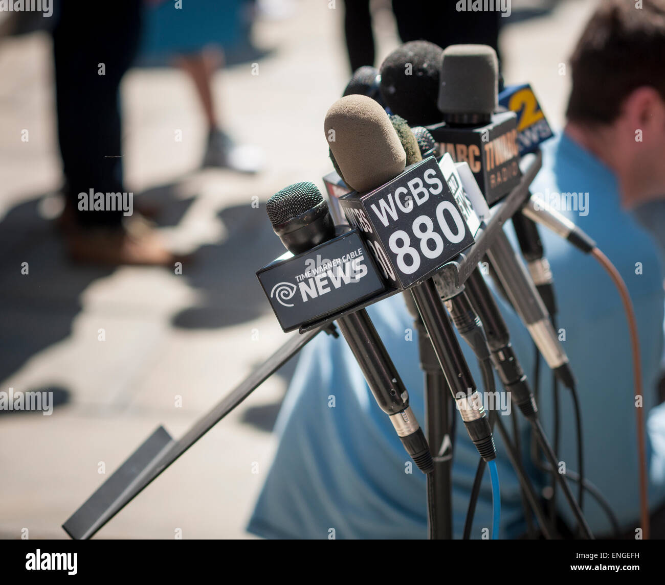 Eine Sammlung von Mikrofonen, einschließlich NY1-Time Warner Cable, auf einer Pressekonferenz am Mittwoch, 29. April 2015 in New York. Charter Communications und Time Warner Cable sollen Erwerb besprechen. Der Comcast-TWC Deal geflammt und ausgebrannt. (© Richard B. Levine) Stockfoto