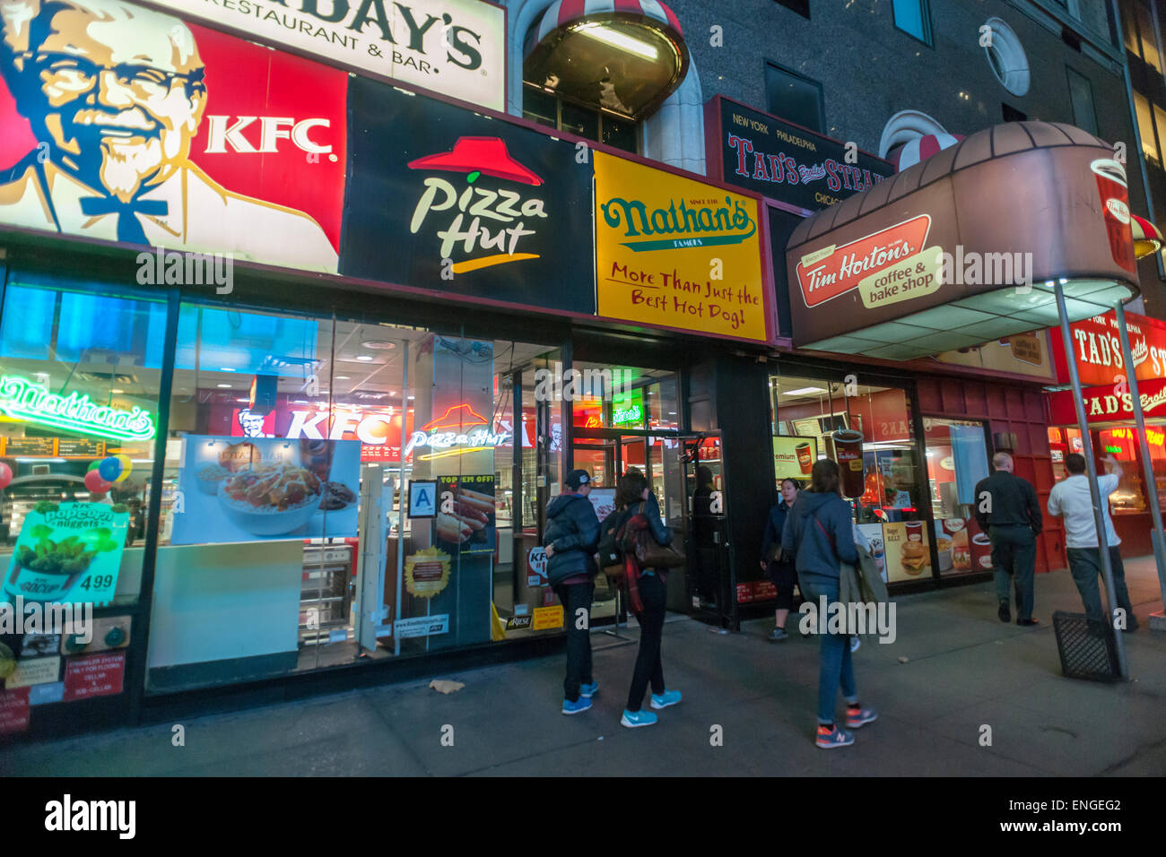 Anzeichen für eine Auswahl von Fast-Food-Franchise befindet sich in einem Schaufenster in New York auf Dienstag, 28. April 2015. (© Richard B. Levine) Stockfoto