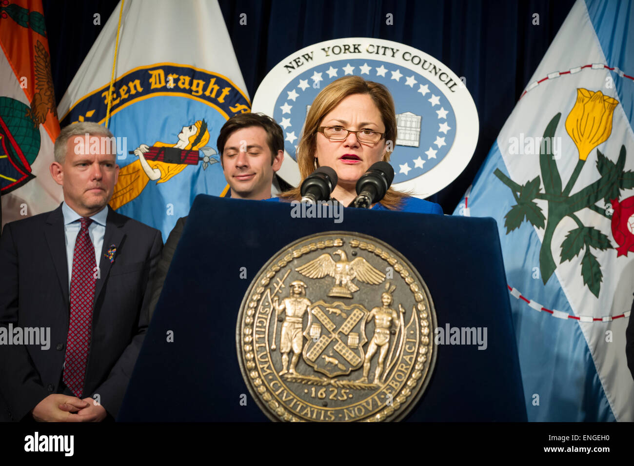 New York City Rat Lautsprecher Melissa Mark-Viverto und Mitglieder der New Yorker Stadtrat halten eine Pressekonferenz in der Red Room von NY City Hall über ausstehende Rechtsvorschriften zum Schutz der Gebrauchtwagen-Käufer. (© Frances M. Roberts) Stockfoto