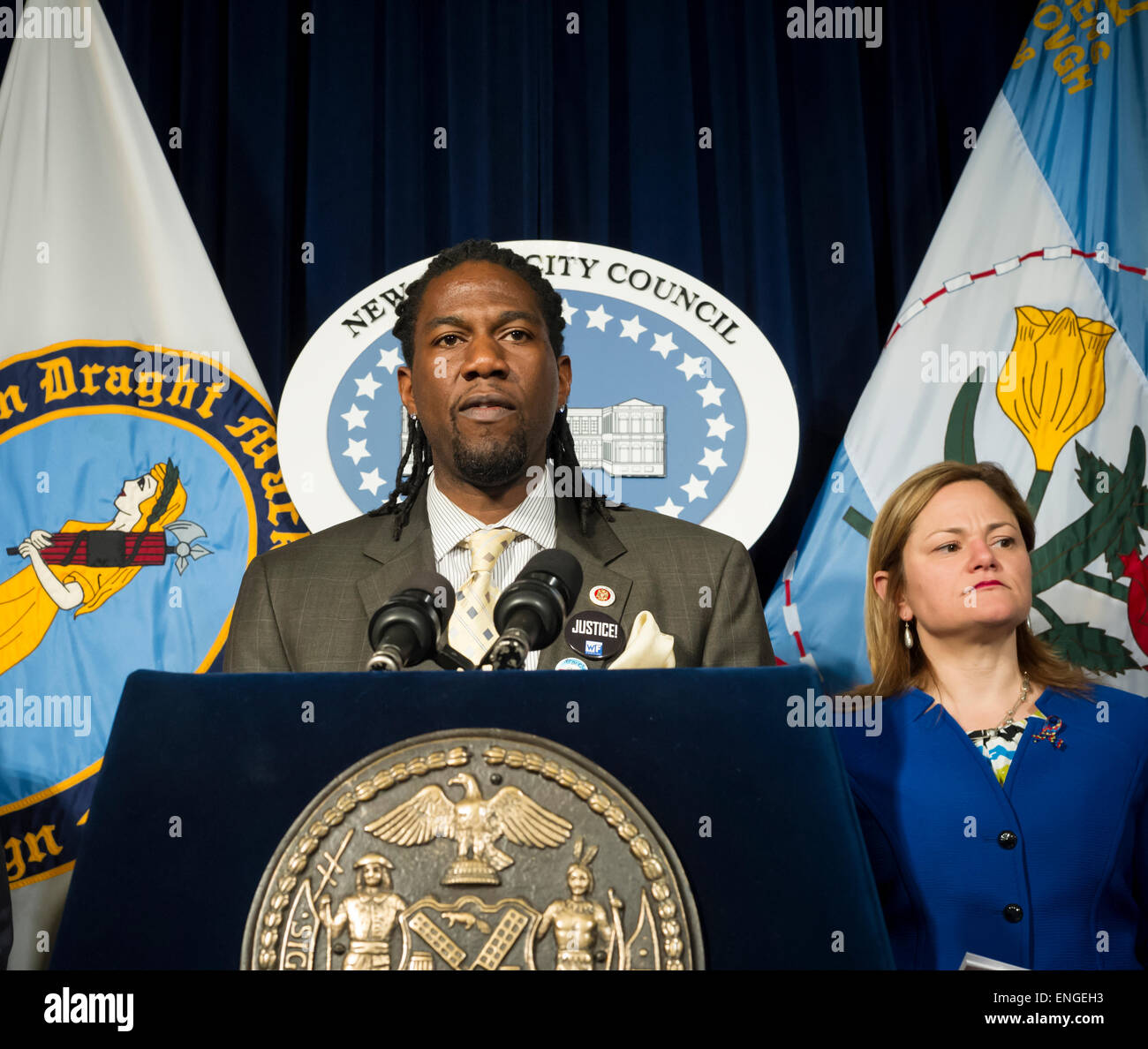 New York City Rat Mitglieder Jumaane Williams und anderen Mitgliedern der New Yorker Stadtrat halten eine Pressekonferenz in der Red Room von NY City Hall über ausstehende Rechtsvorschriften zum Schutz der Gebrauchtwagen-Käufer. (© Frances M. Roberts) Stockfoto