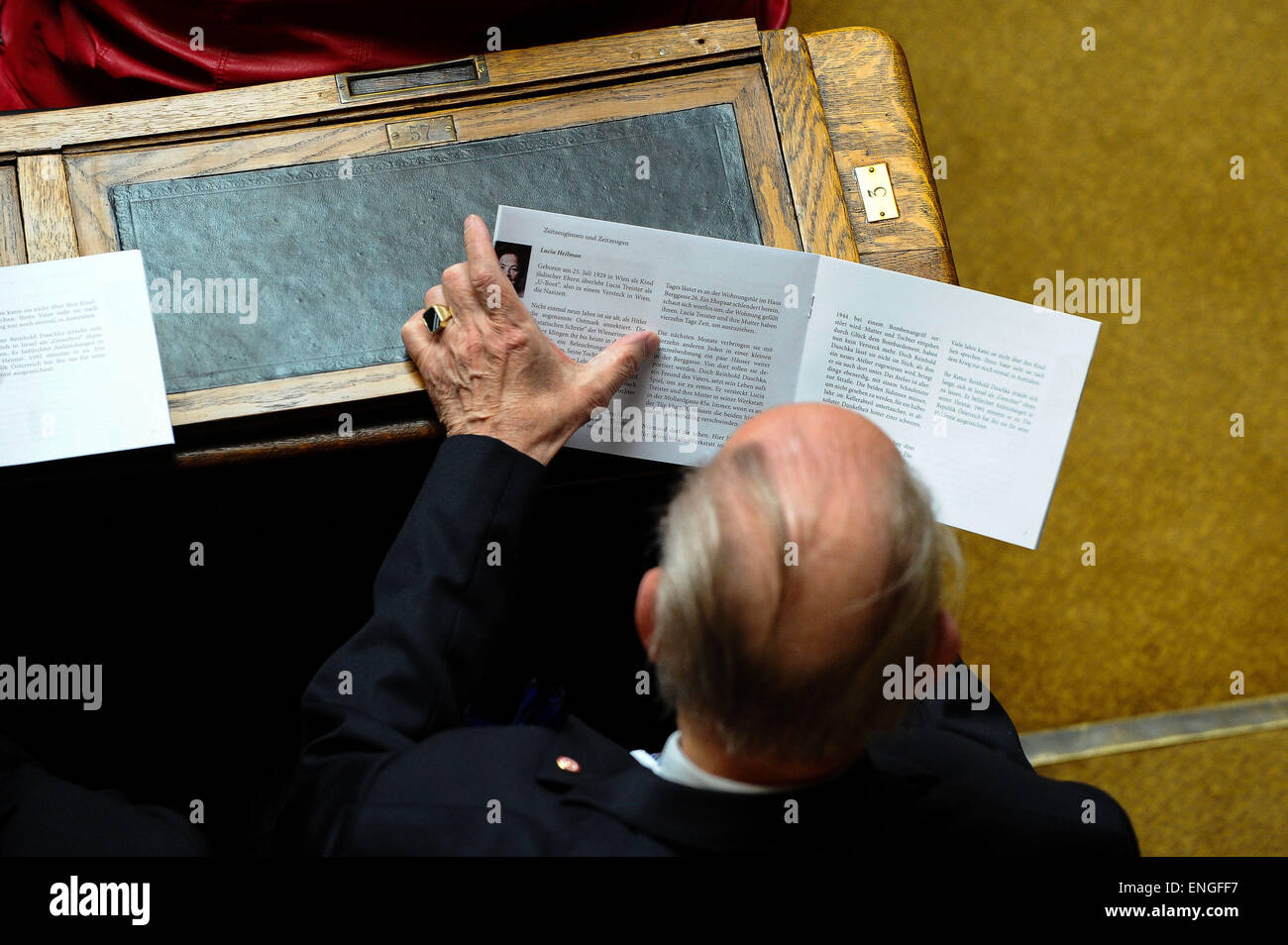 Wien, Österreich. 5. Mai 2015. Ein Alter Mann liest eine Broschüre während des Treffens zum Gedenken an den 70. Jahrestag der Befreiung der Konzentrationslager Mauthausen im Parlament in Wien, Österreich, am 5. Mai 2015. Bildnachweis: Qian Yi/Xinhua/Alamy Live-Nachrichten Stockfoto