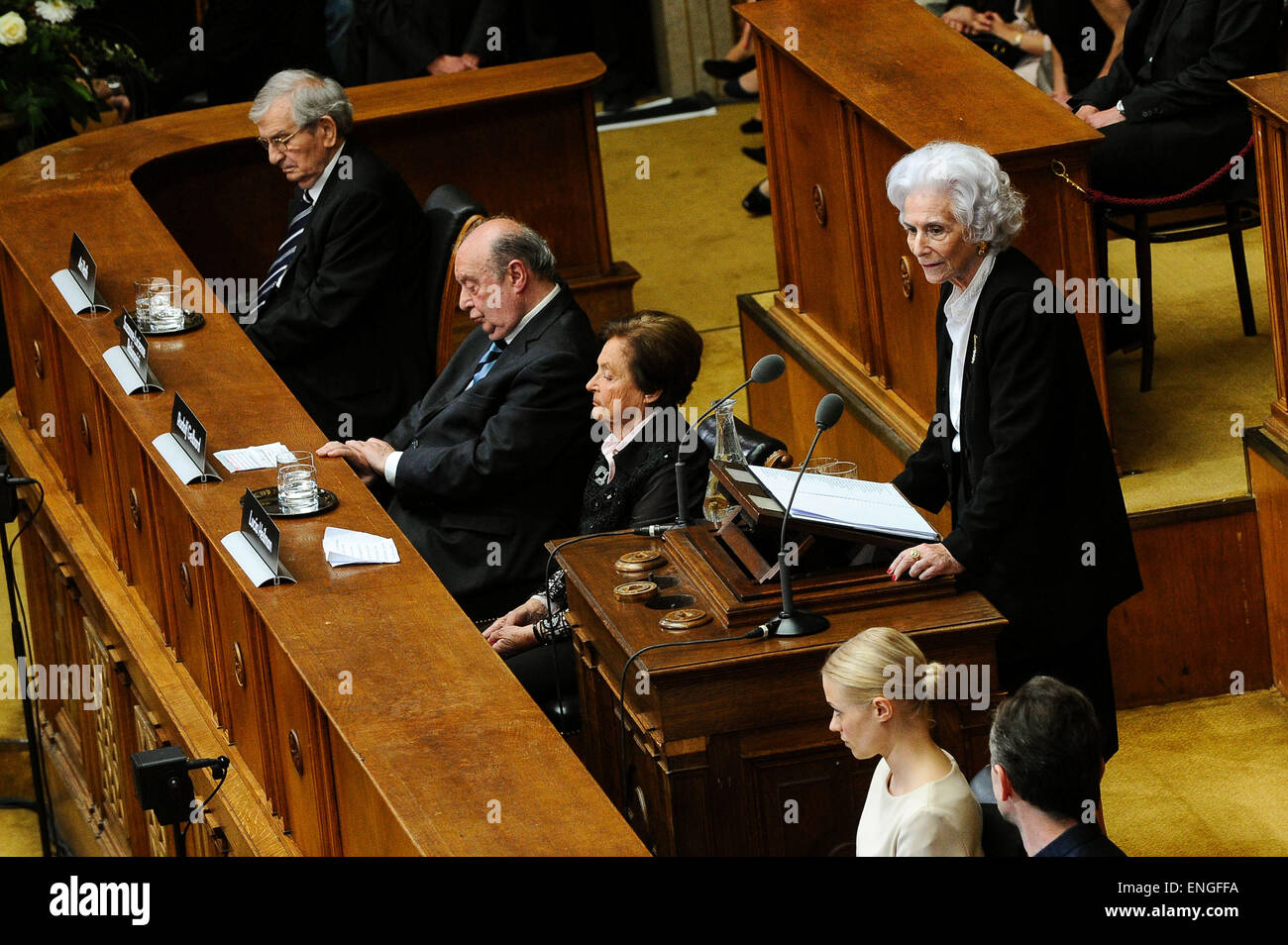 Wien, Österreich. 5. Mai 2015. Massaker-Überlebenden Suzanne Lucienne Rabinovici spricht während des Treffens zum Gedenken an den 70. Jahrestag der Befreiung der Konzentrationslager Mauthausen im Parlament in Wien, Österreich, am 5. Mai 2015. Bildnachweis: Qian Yi/Xinhua/Alamy Live-Nachrichten Stockfoto