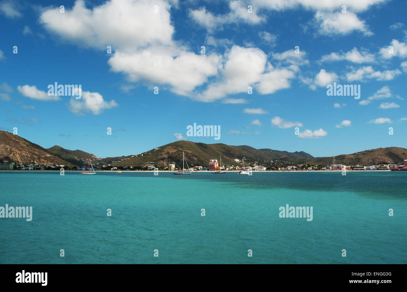 St. Martin, St. Martin, Sint Maarten, Niederländische Antillen: das Karibische Meer und die Skyline von Philipsburg nähert sich der Hafen des holländischen Stadt Stockfoto