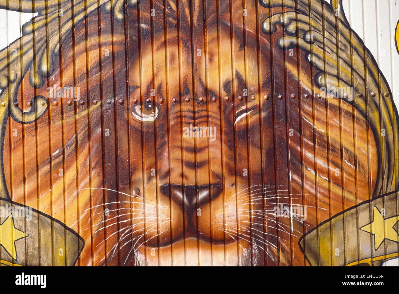 Gemaltes Löwenportrait des Zirkus Roncalli Stockfoto