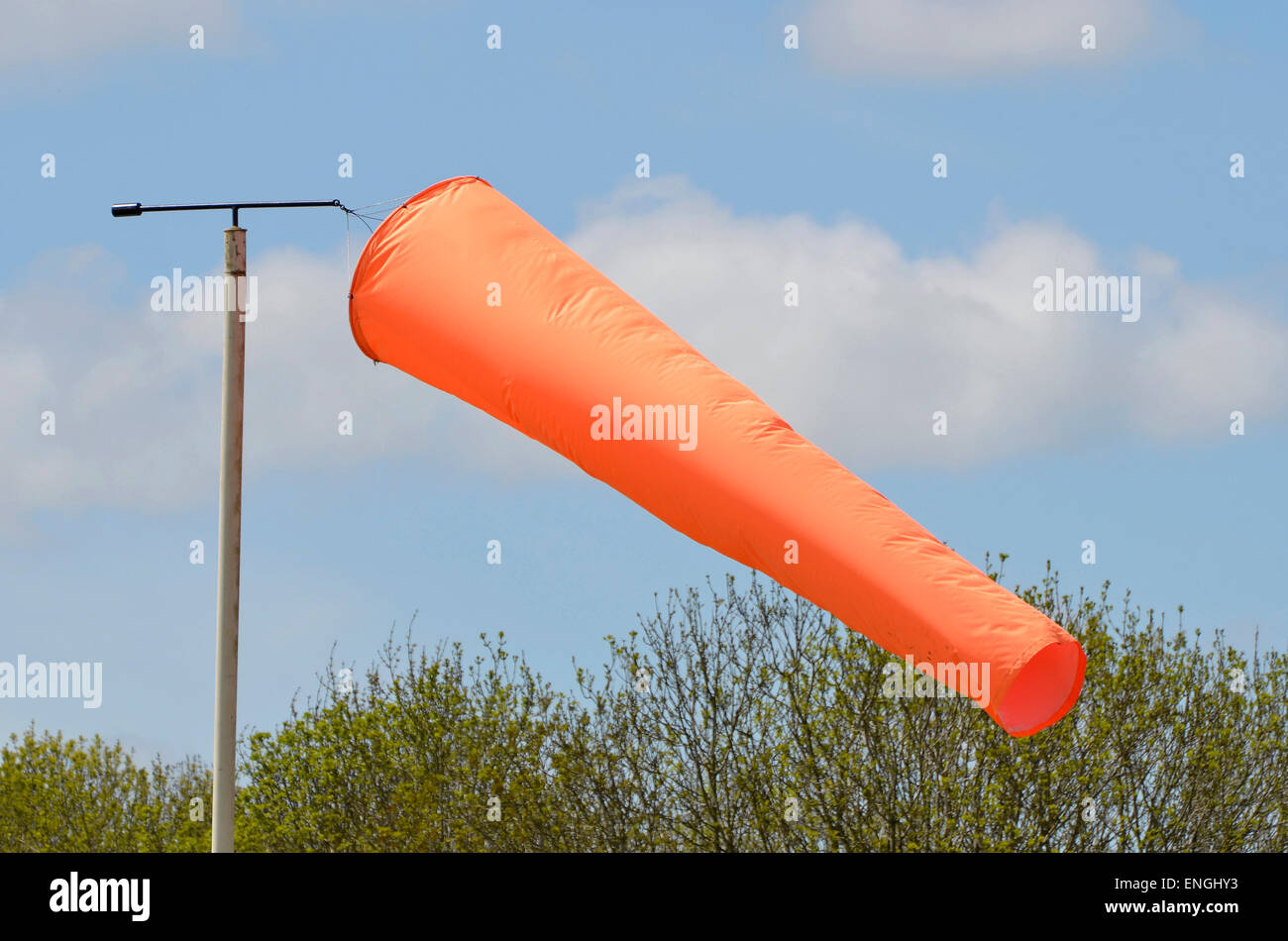 Leuchtend orange Windsack verwendet auf einem Flugplatz, Windrichtung und relative Windgeschwindigkeit anzugeben Stockfoto