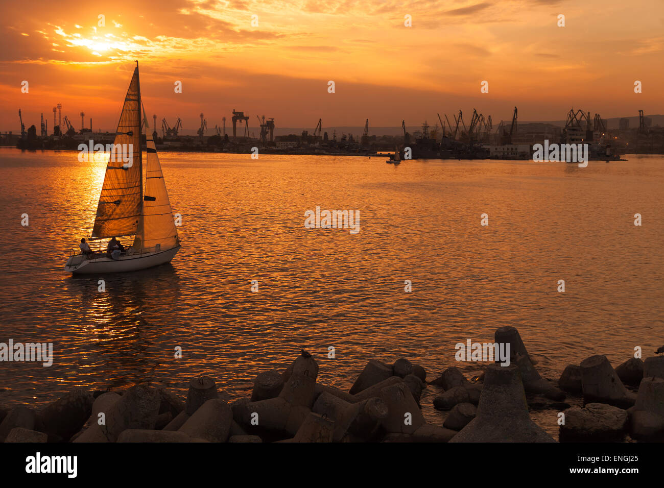 Segelyacht betritt Varna Hafen bei Sonnenuntergang. Schwarzmeer-Küste Stockfoto